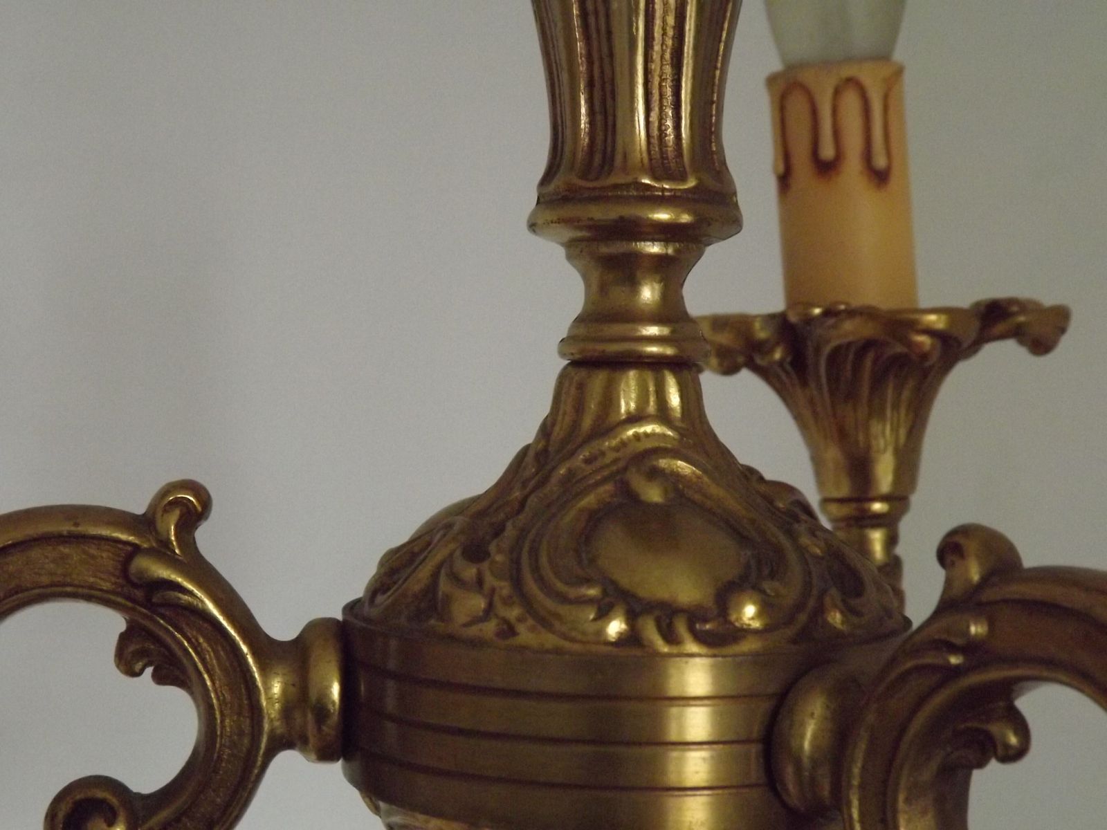 photo vintage Gestempeld bronzen Franse mid-century drielamps traditionele kroonluchter