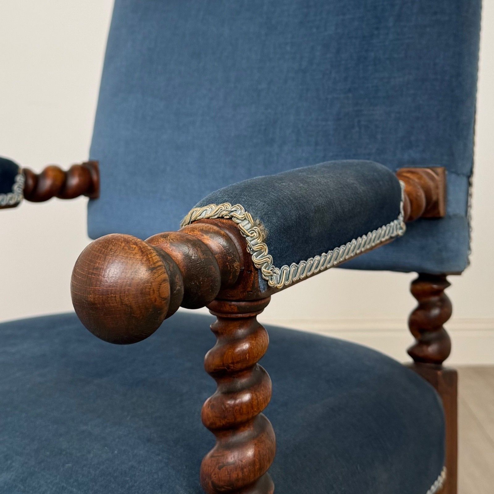 photo for sale Antique 19th Century Carved Victorian Armchair In Oak ( Af 5666 )