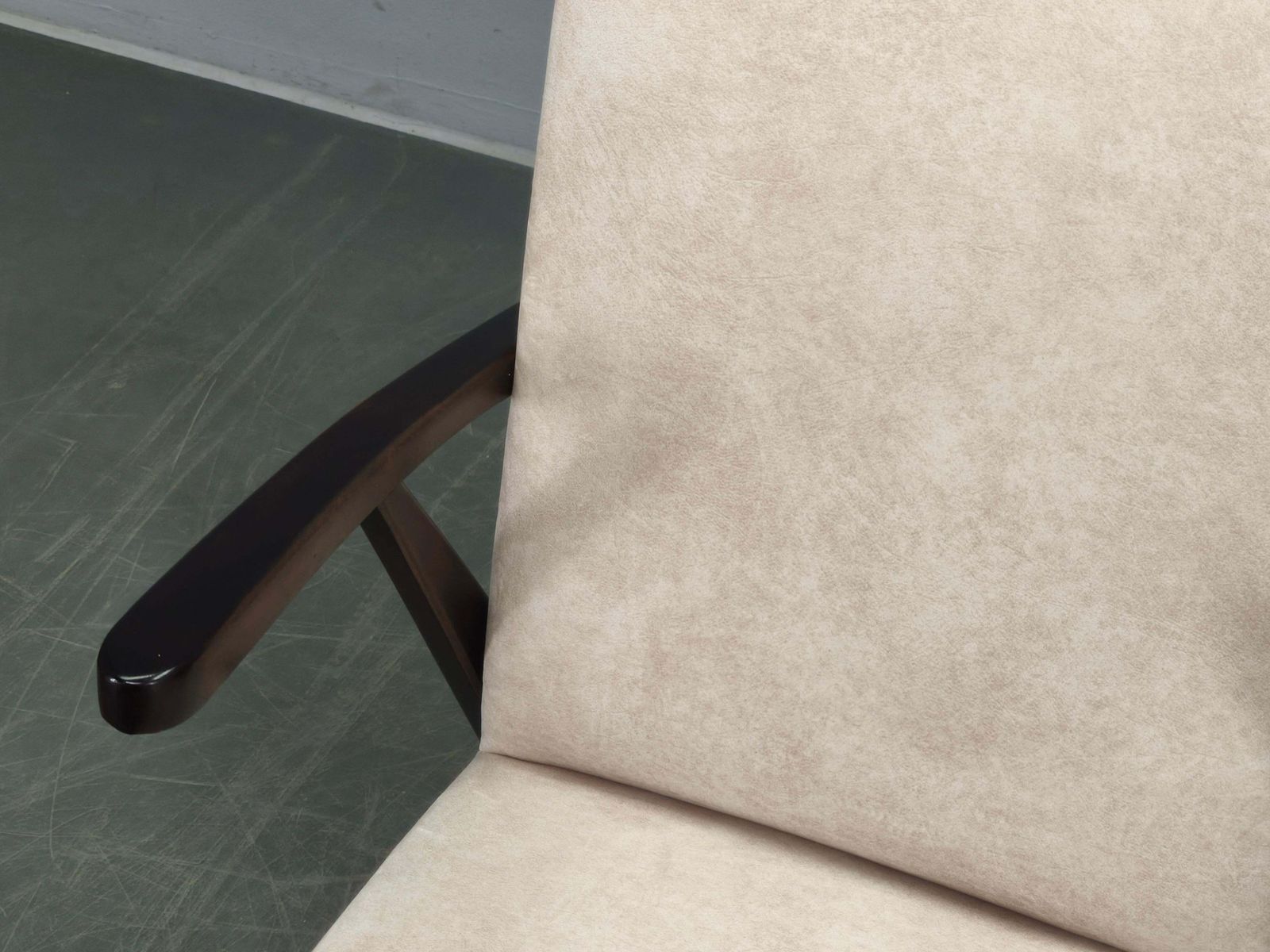 photo furniture Mid-Century crème velvet loungestoel, Tsjechoslowakije, jaren 1960