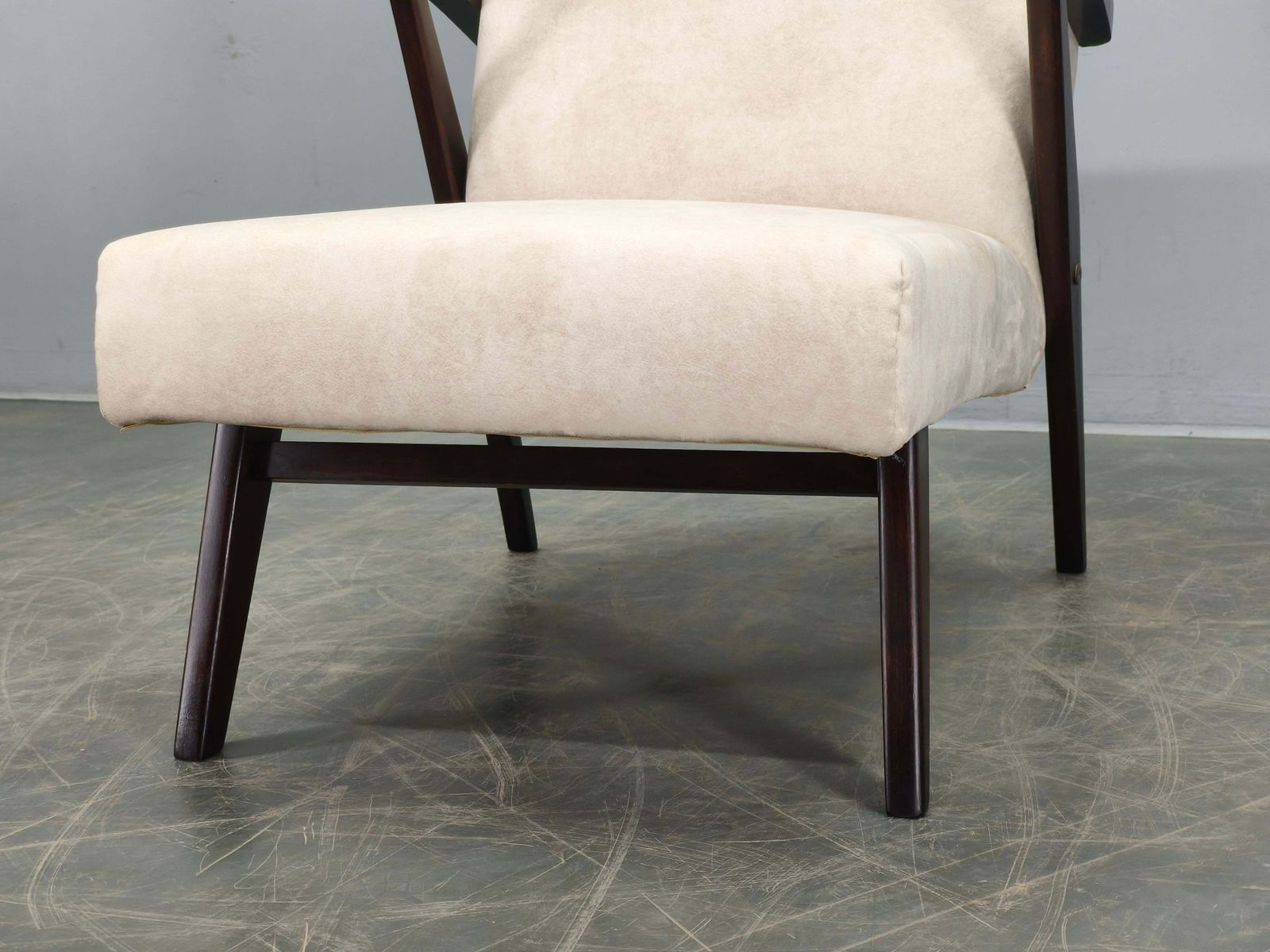 photo for sale Fauteuil de salon mid-century en velours crème, Tchécoslovaquie, années 1960