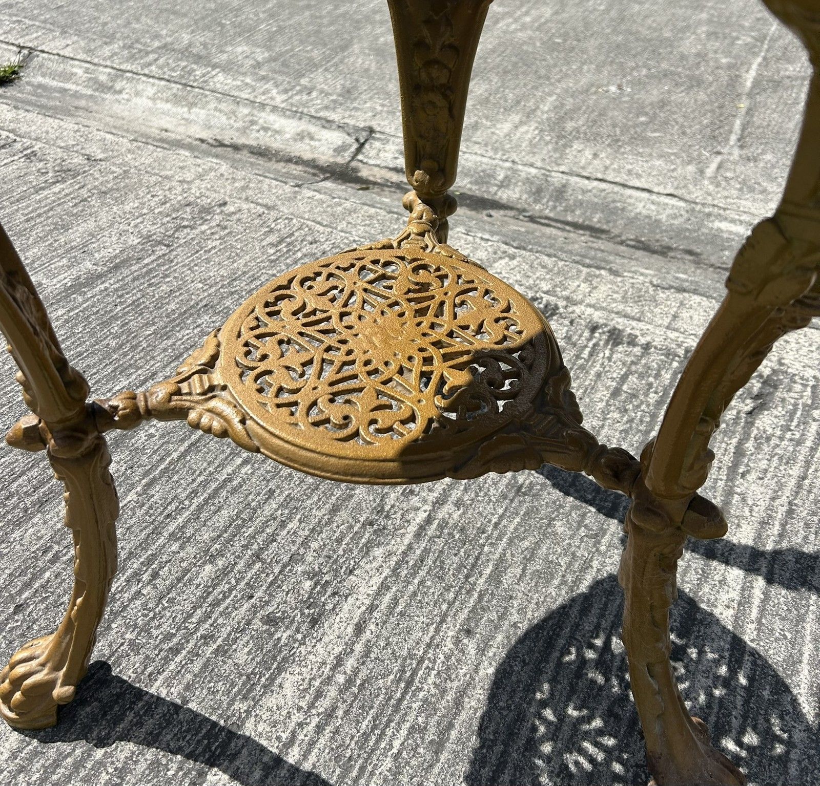 Antique Detailed Cast Iron Britannia Base Pub Tavern Table Original Gold Paint photo vinterior