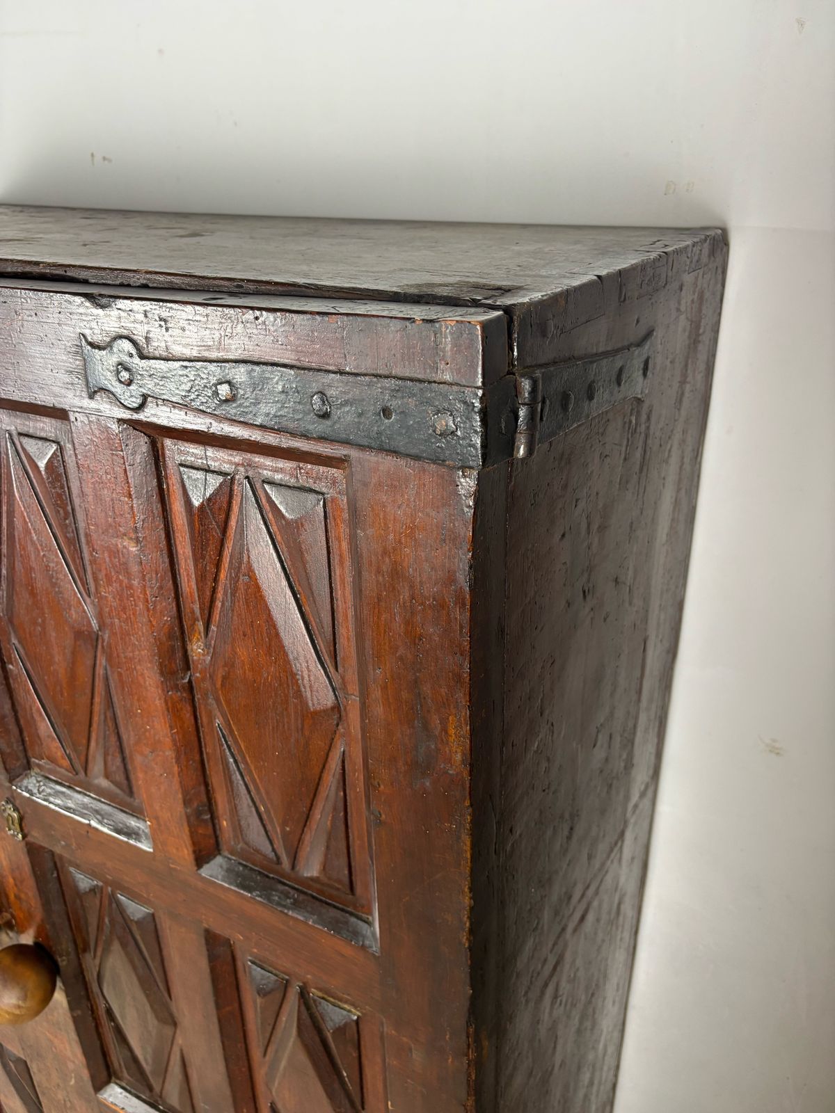 Antieke Spaanse rustieke kast in massief eiken, 18e eeuw photo 4710.0