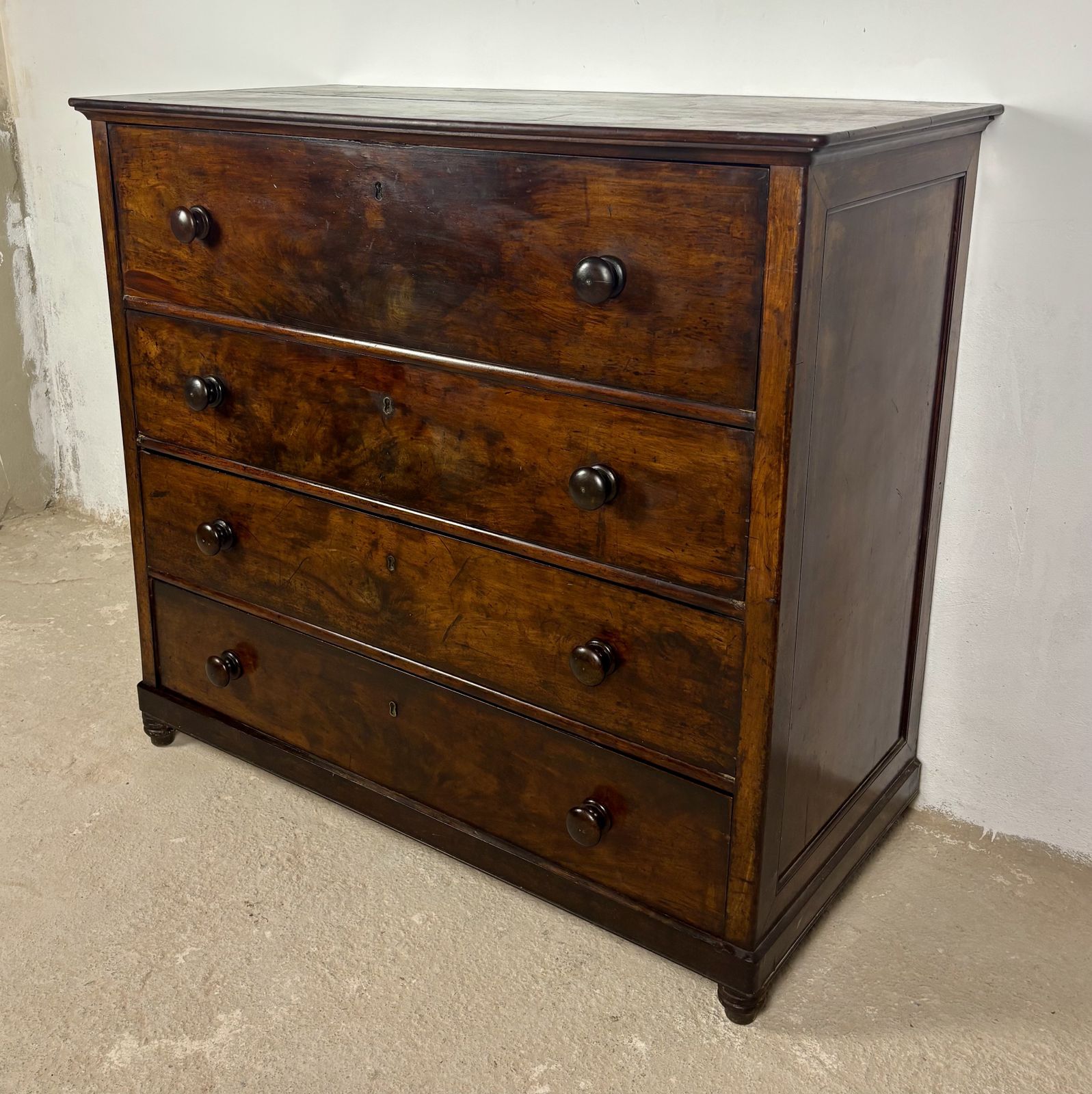 19e-eeuwse Spaans-koloniale walnoten secretaire met klaptafel photo vinterior