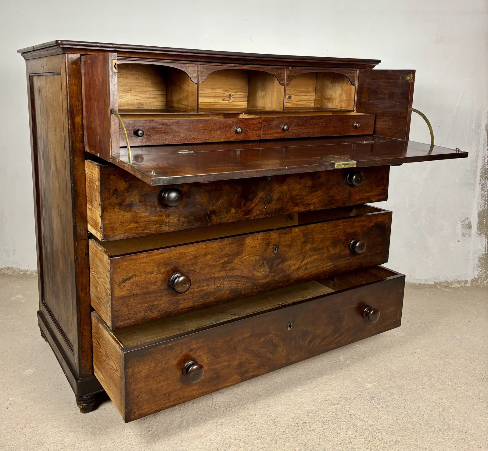 Meubels 19e-eeuwse Spaans-koloniale walnoten secretaire met klaptafel photo