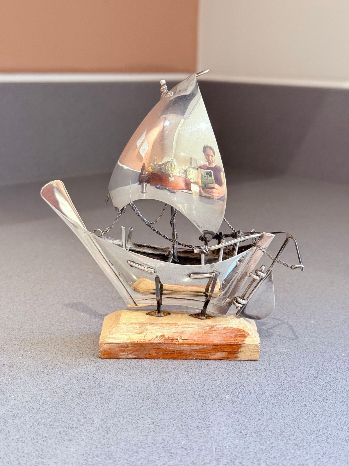 Vintage verzilverd zeilschip sculptuur op houten voet, nautische decoratie photo for sale