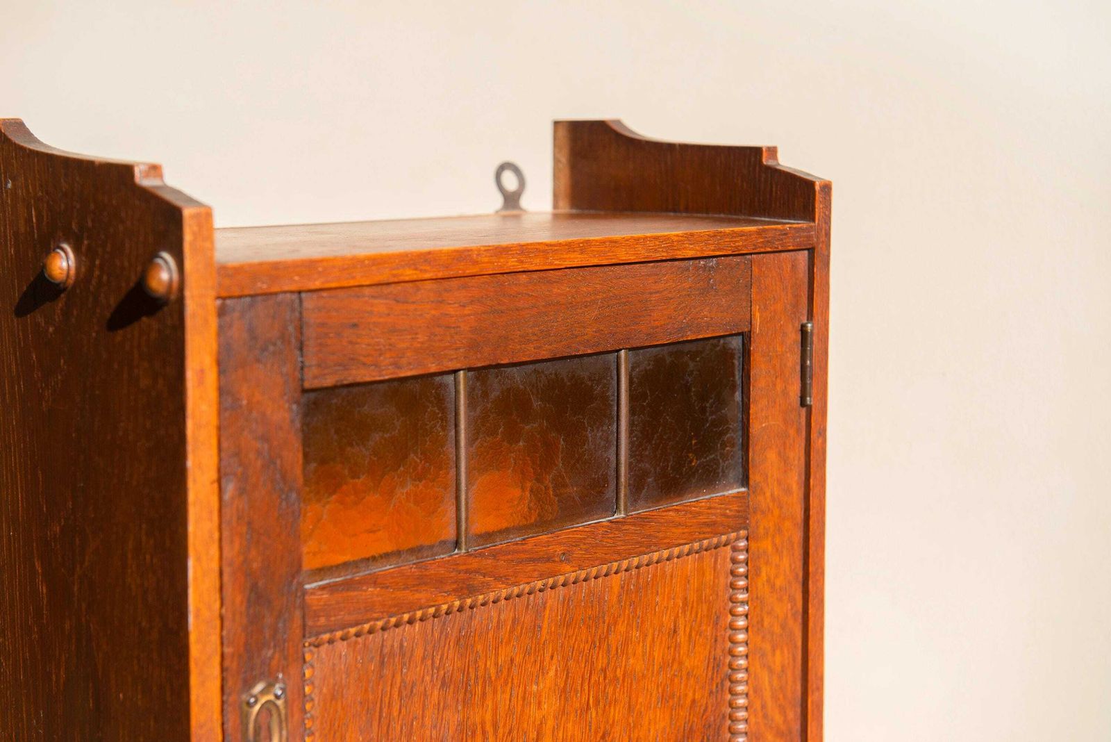 Antiek Nederlands art deco eiken wandkastje – Geometrische medicijnkast met glazen panelen, jaren 1920 photo for sale