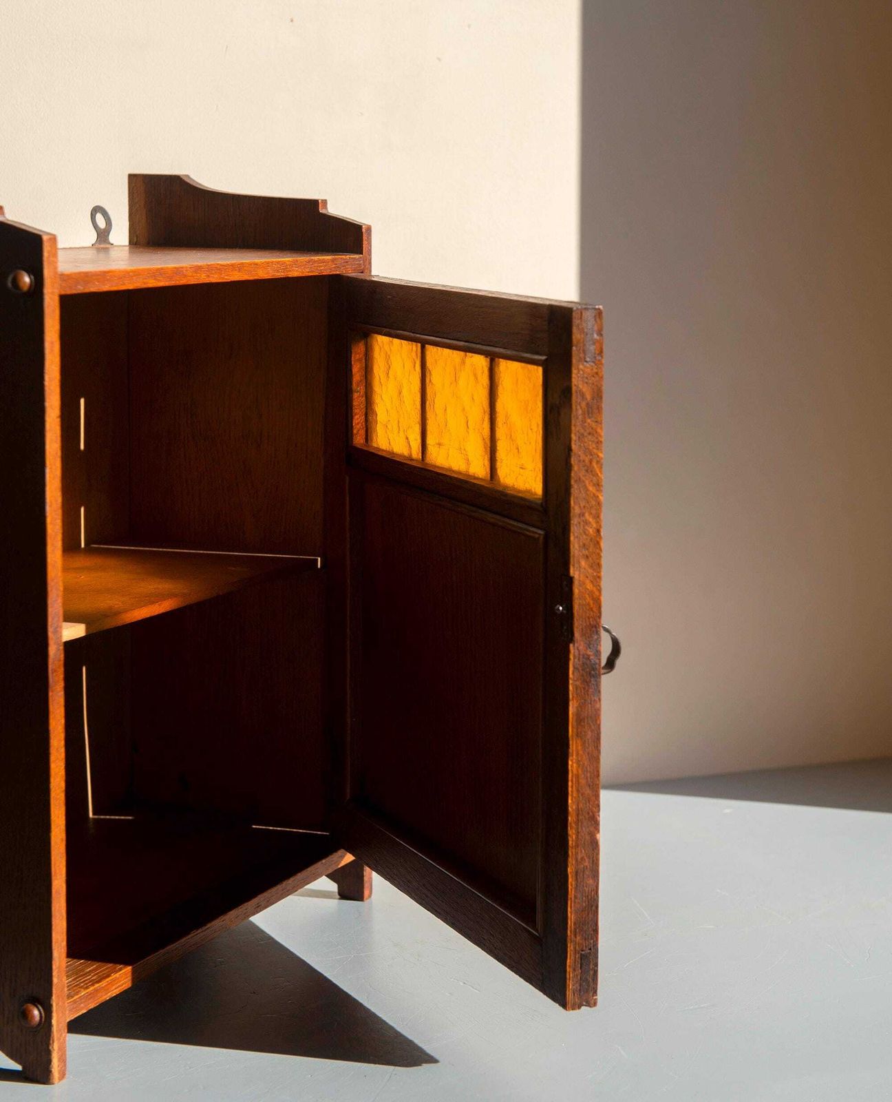 Meubels Antiek Nederlands art deco eiken wandkastje – Geometrische medicijnkast met glazen panelen, jaren 1920 photo