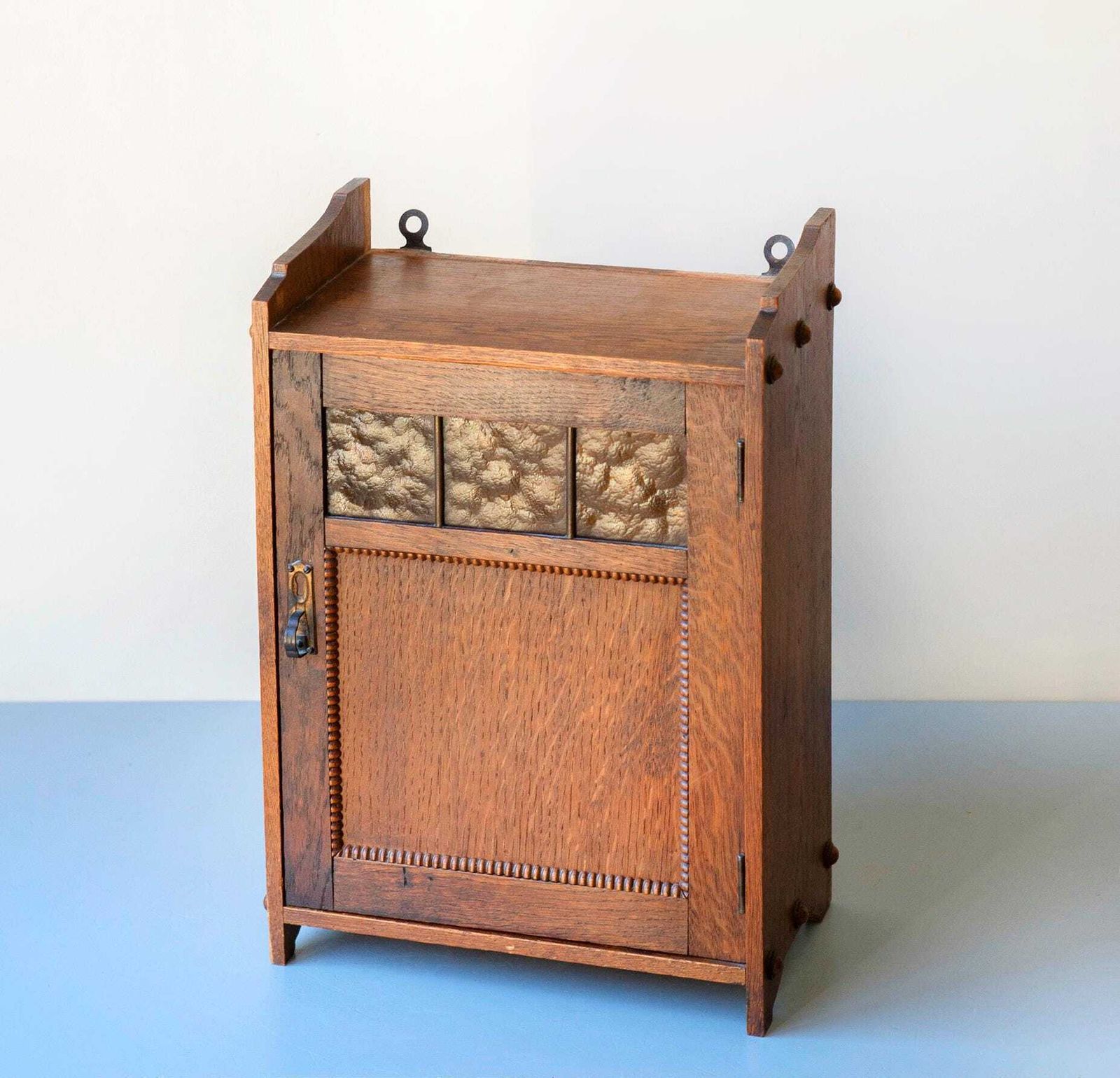 296.0 Antiek Nederlands art deco eiken wandkastje – Geometrische medicijnkast met glazen panelen, jaren 1920 photo