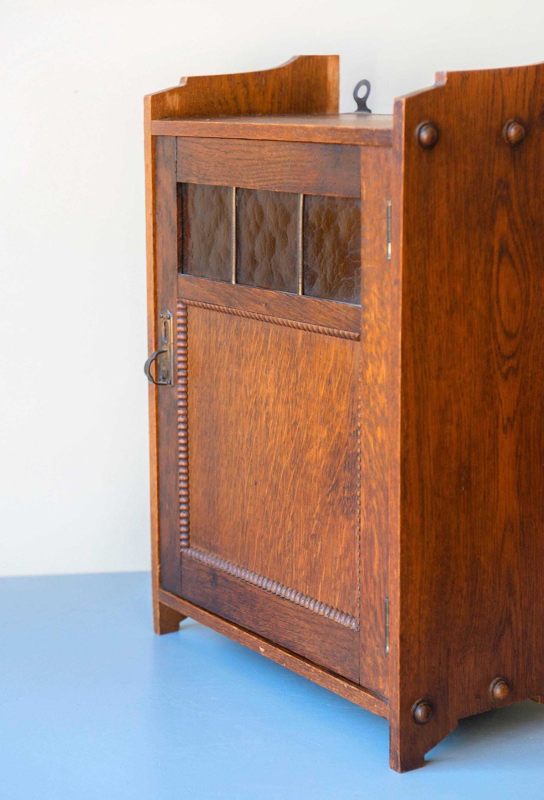 photo buy Antiek Nederlands art deco eiken wandkastje – Geometrische medicijnkast met glazen panelen, jaren 1920