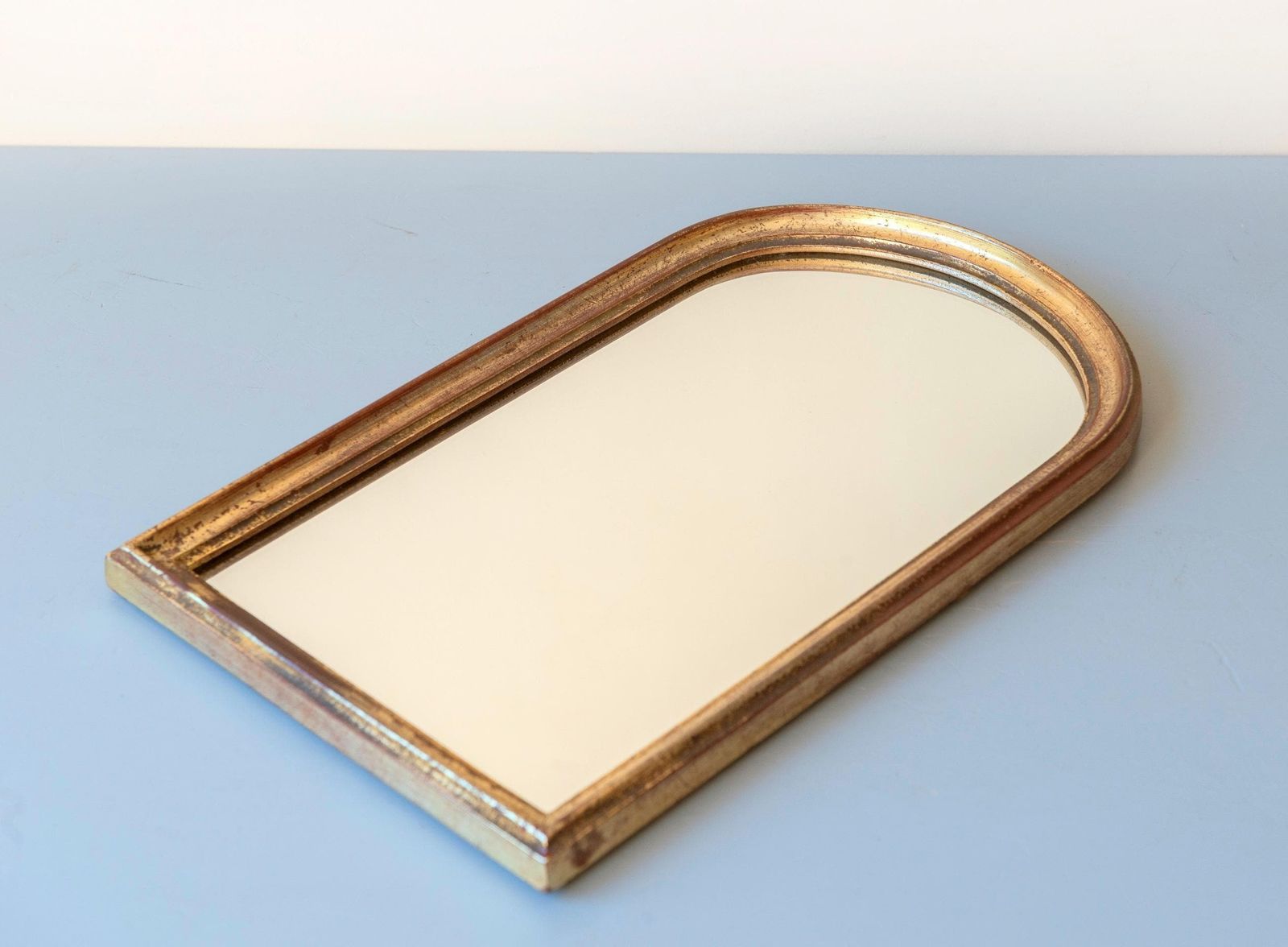 Vintage Deknudt boogvormige spiegel | Belgische vergulde houten wandspiegel | Hollywood Regency-stijl photo vintage