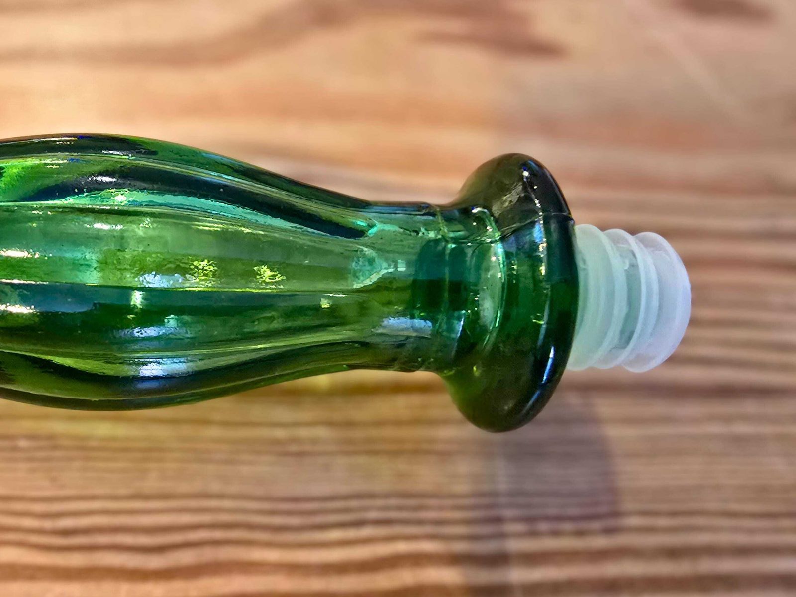 photo vintage Vintage Green Glass Large Genie Bottle   Italian Empoli With Spiral Lines   57cm
