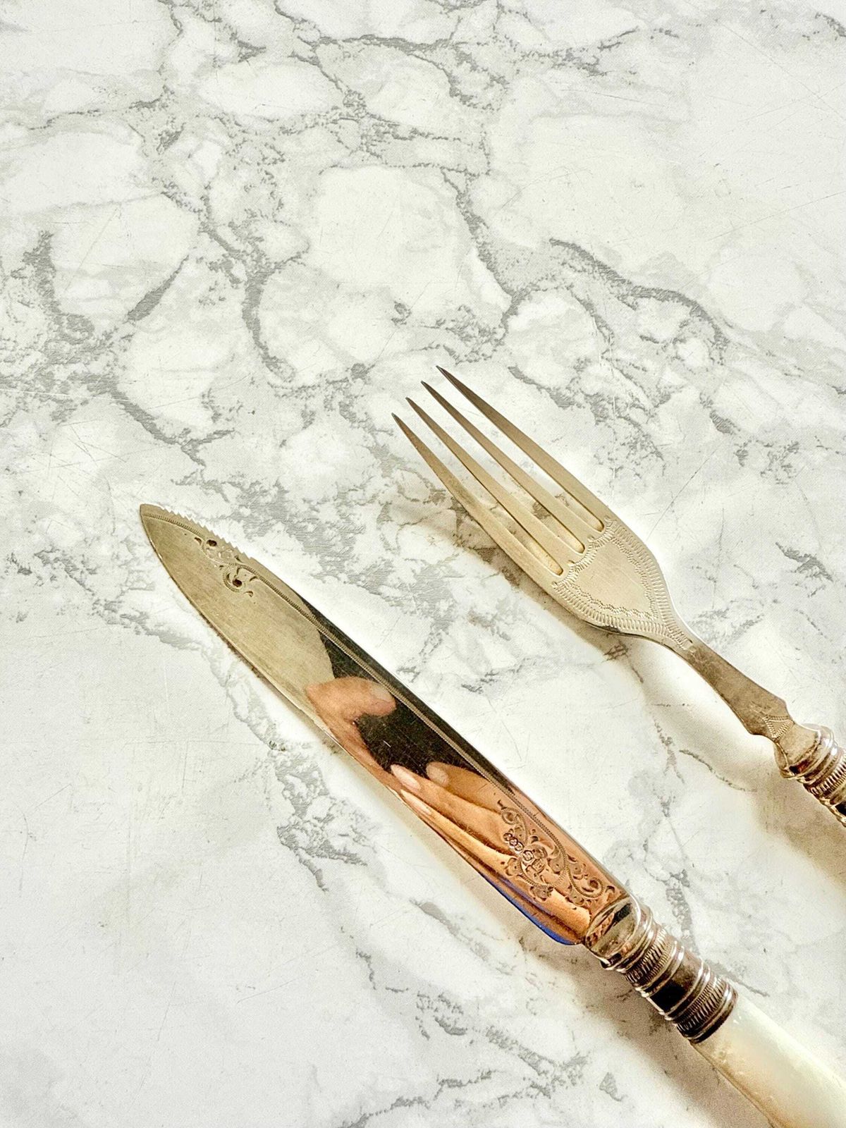 Antique Mother Of Pearl And Silver Plated English Made Set Of 12 Cutlery Pieces Engraved Blades Original Satin Lined Case 6 Forks 6 Knives photo 380.0