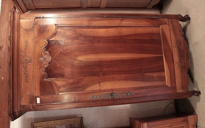 Louis XV Bonnet In Walnut Nineteenth