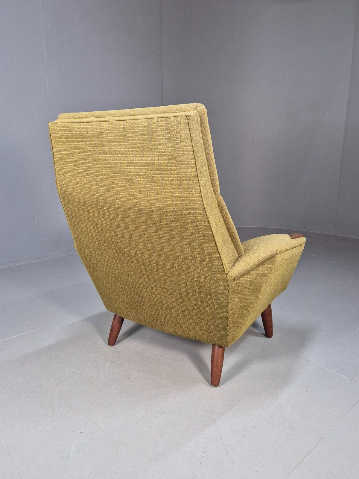 photo vinterior Vintage Mid Century Armchair Danish Original Green Teak Paws 1960s Retro Eb8483