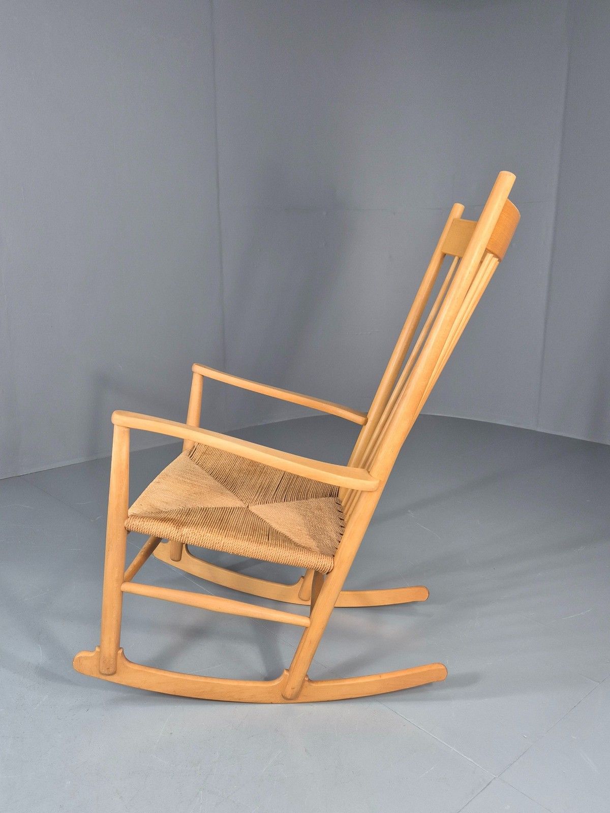 photo vinterior Vintage Wegner Rocking Chair J16 Model For Fredericia C1944 Mcm Retro 10991