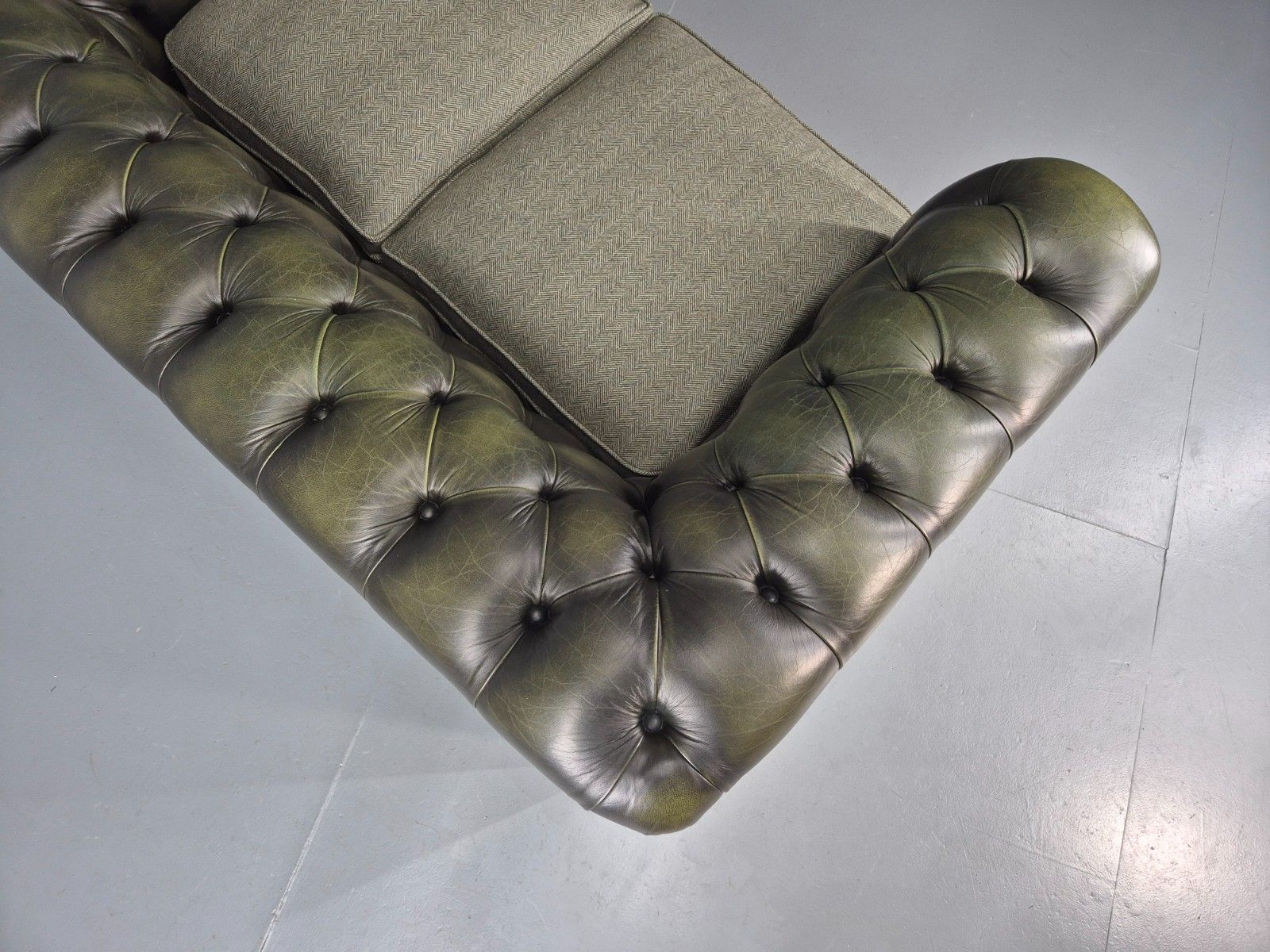 Furniture Vintage 2 Seater Sofa Green Chesterfield New Cushions Classic  Eb11937 photo