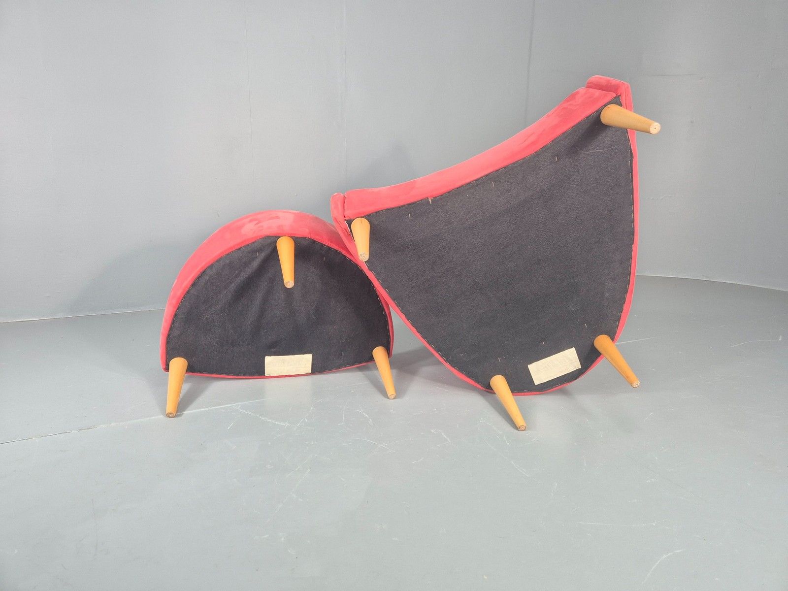 photo furniture Vintage Silencio Chair And Footstool Pink Velvet Design Richard Ferrer  Eb11943