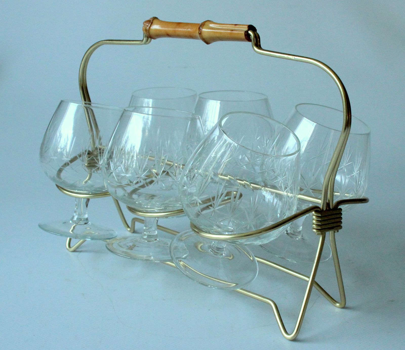 Geslepen cognacglazen in een messing standaard met houten handvat – set van 6 glazen – Vintage – ca. jaren 1950 – Rockabilly photo furniture