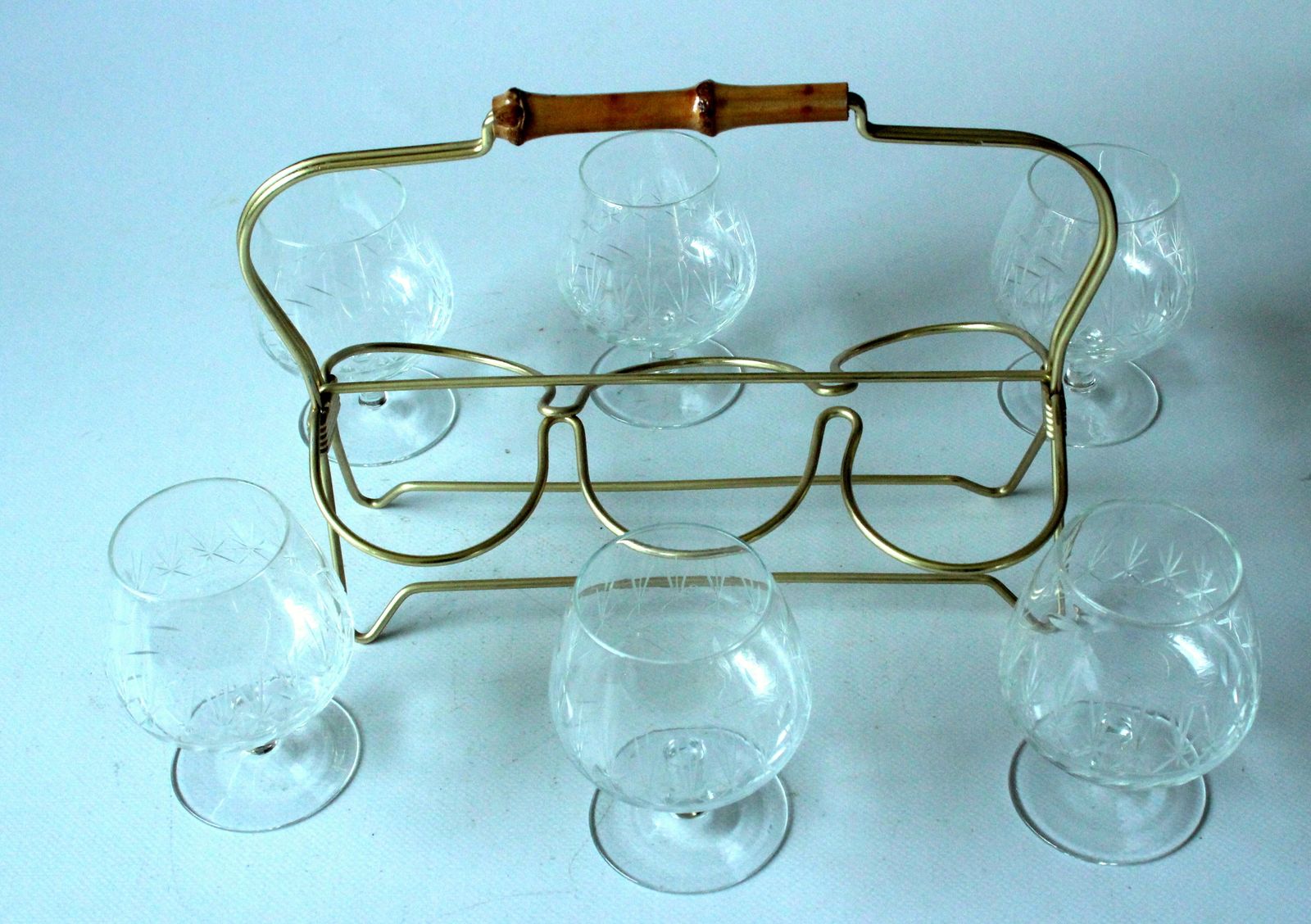 Geslepen cognacglazen in een messing standaard met houten handvat – set van 6 glazen – Vintage – ca. jaren 1950 – Rockabilly photo Woonaccessoires