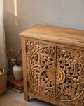 Handgesneden mangohout dressoir, natuurlijke afwerking met floraal mandaladetail. photo for sale