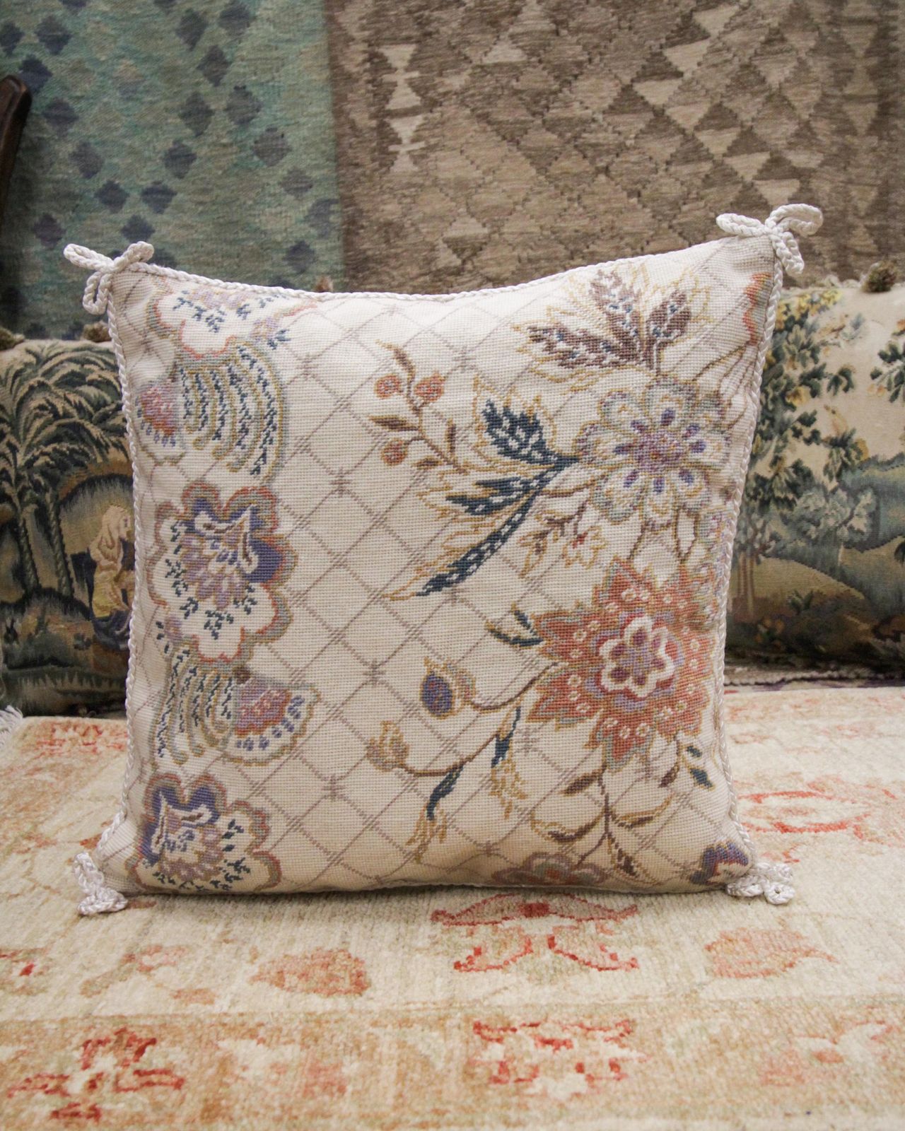 Kussenhoes met bloemmotief, handgeknoopt, needlepoint photo for sale