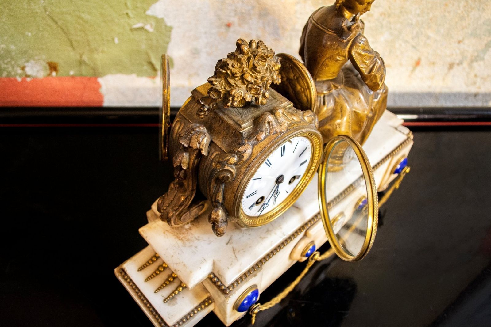 Schoorsteenklok Met Marmer En Bronzen Cameo Van T&Q Brevetes S.G.D.Q., Frankrijk, Eind 19e Eeuw photo Woonaccessoires