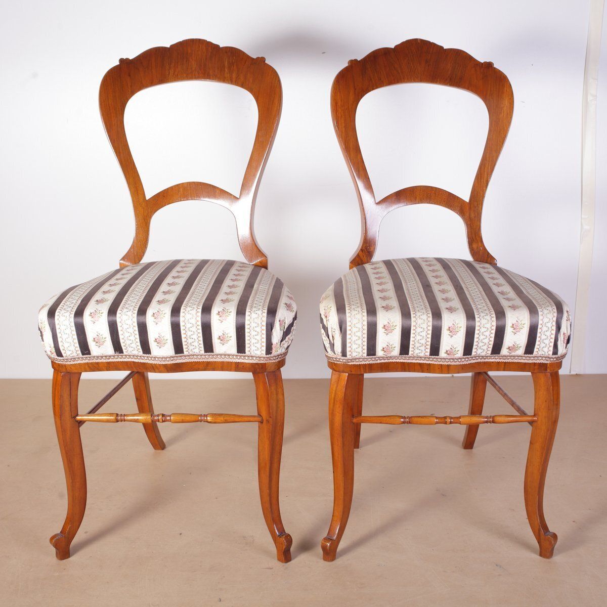Late Biedermeier stoelen in walnoot, jaren 1880, set van 2 photo furniture