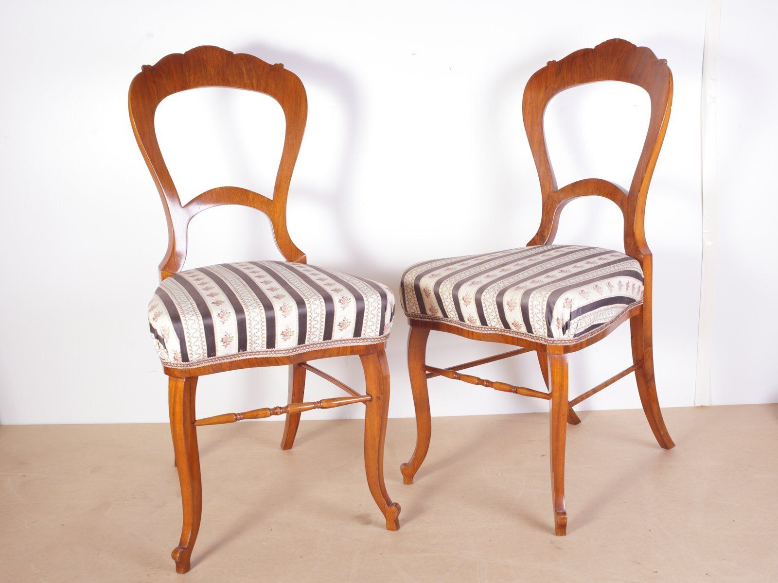 Late Biedermeier stoelen in walnoot, jaren 1880, set van 2 photo Meubels