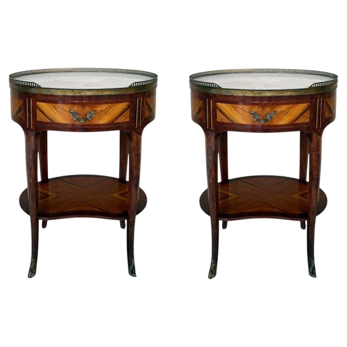Paire de tables de chevet Louis XV de forme bouillotte ovale, avec tiroir et tablette basse
