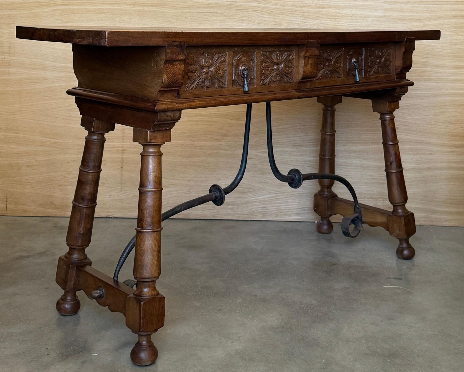 Console espagnole du XXe siècle, deux tiroirs et entretoise en fer photo 2108.0