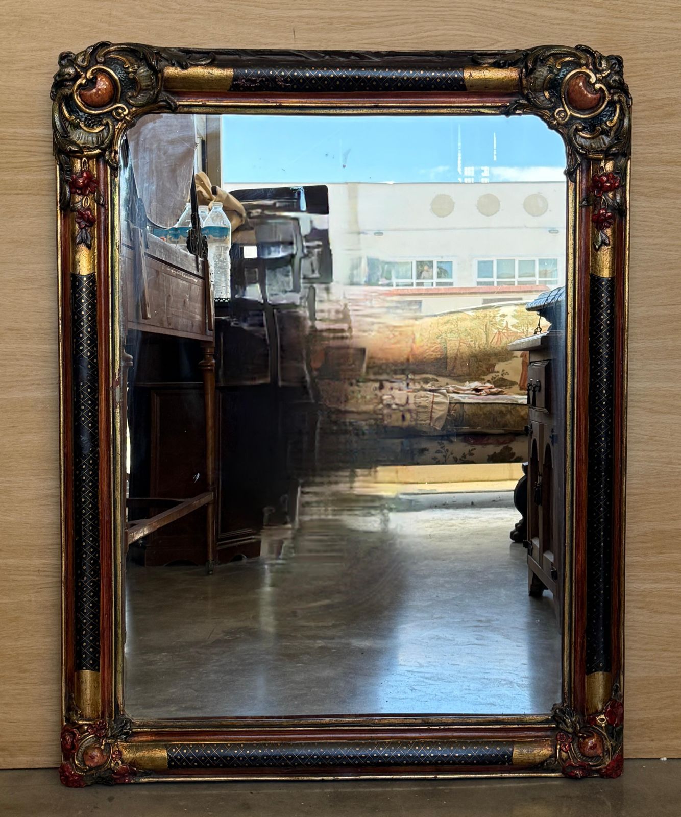 Miroir mural ornemental, cadre en bois sculpté à la main avec touches dorées photo furniture