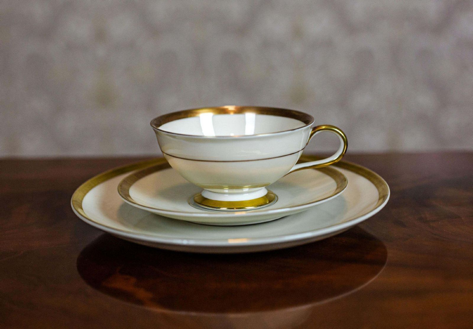 Elegant Hutschenreuther Selb Bavaria Porcelain Tea Cup Set, Mid 20th Century photo furniture