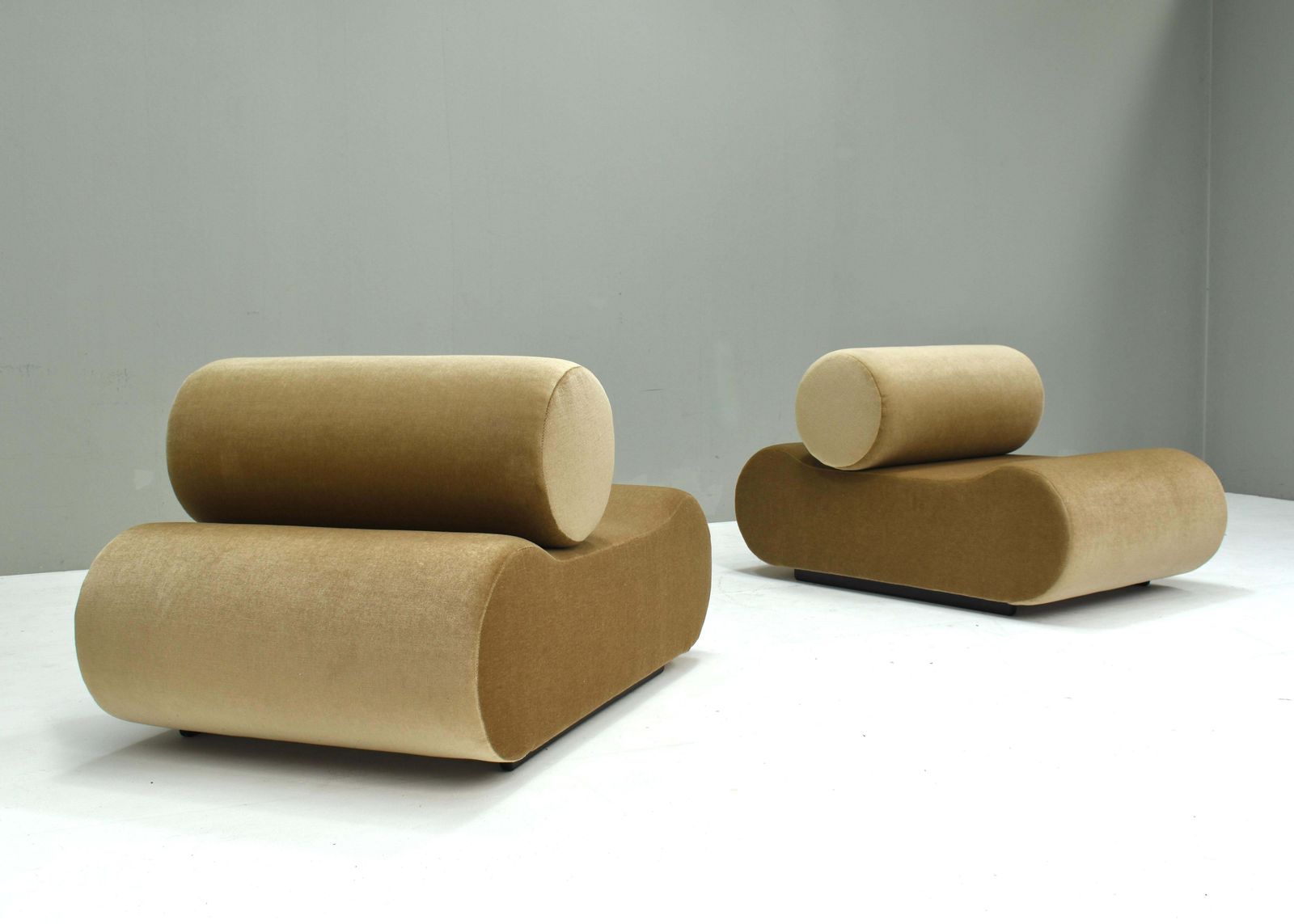 photo vintage Klaus Uredat ‘Corbi’ Sofa For Cor In New Mohair Upholstery, Germany – 1969