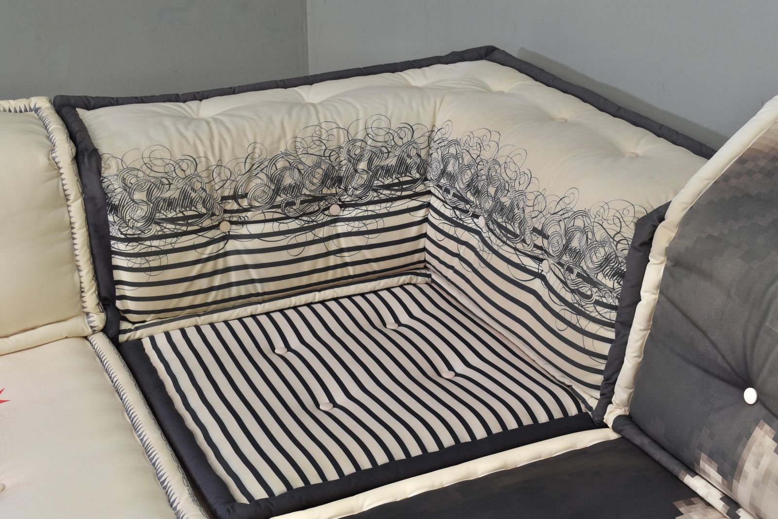 photo vintage Exclusive Jean Paul Gaultier Edition Mah Jong Sofa By Roche Bobois   France