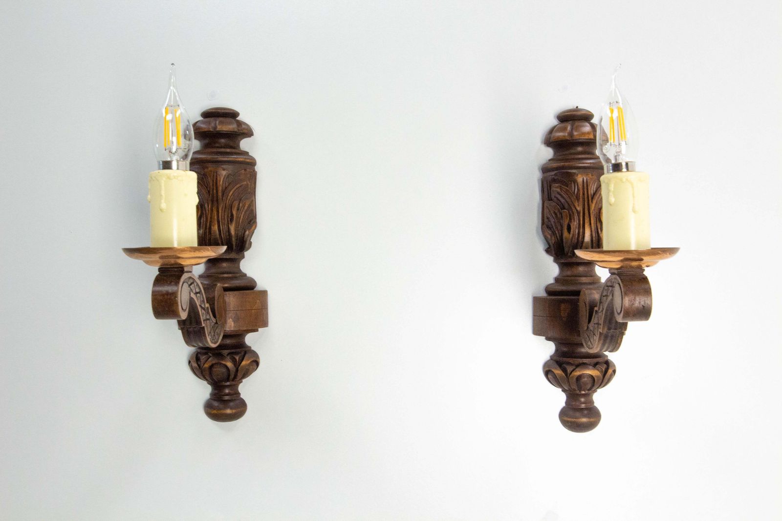 Paar beukenhout & koper halve baluster wandlampen, Spaans, ca. 1970 photo for sale