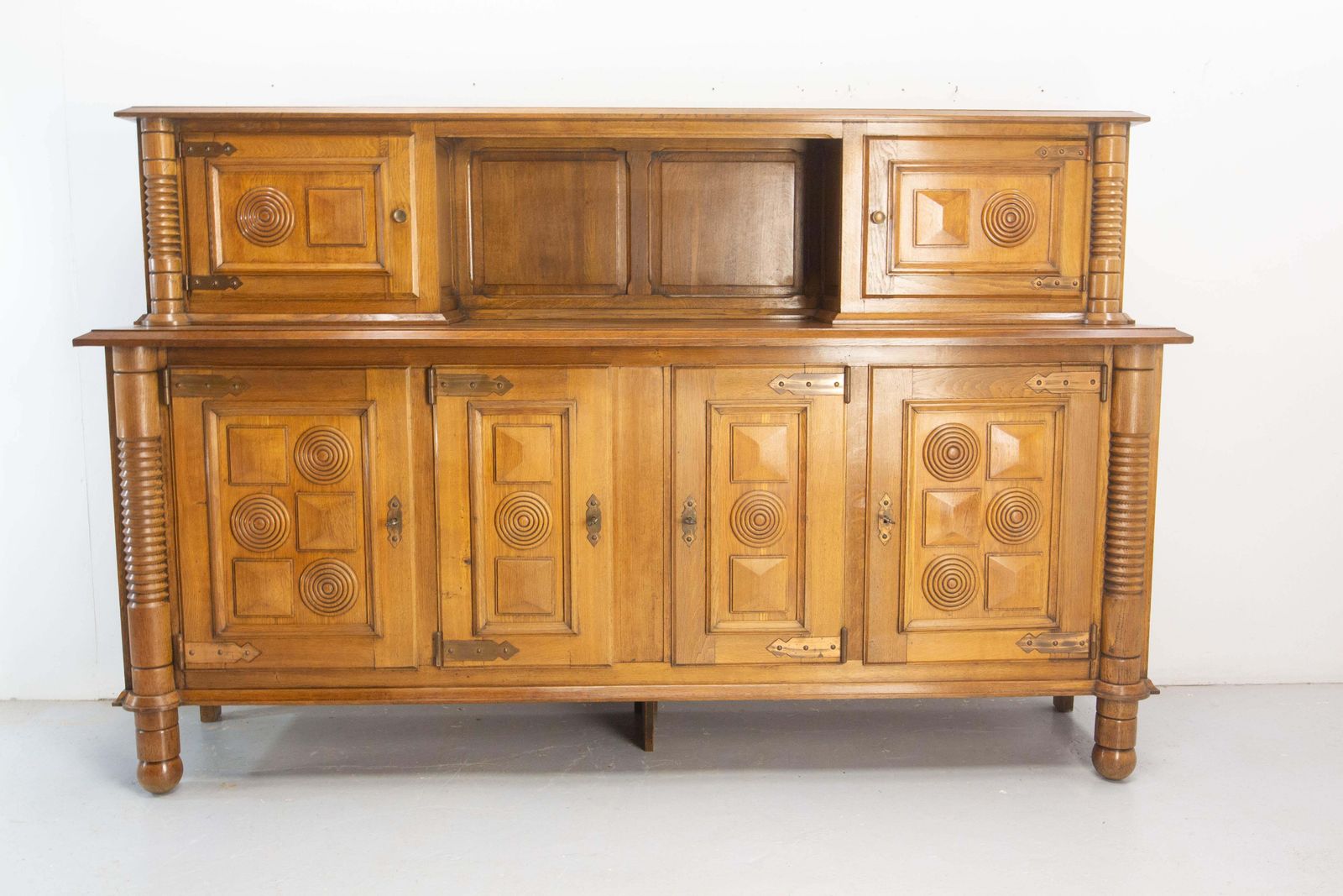 Frans Dudouyt Deux Corps Buffet in eiken en koper, midden 19e eeuw photo Meubels