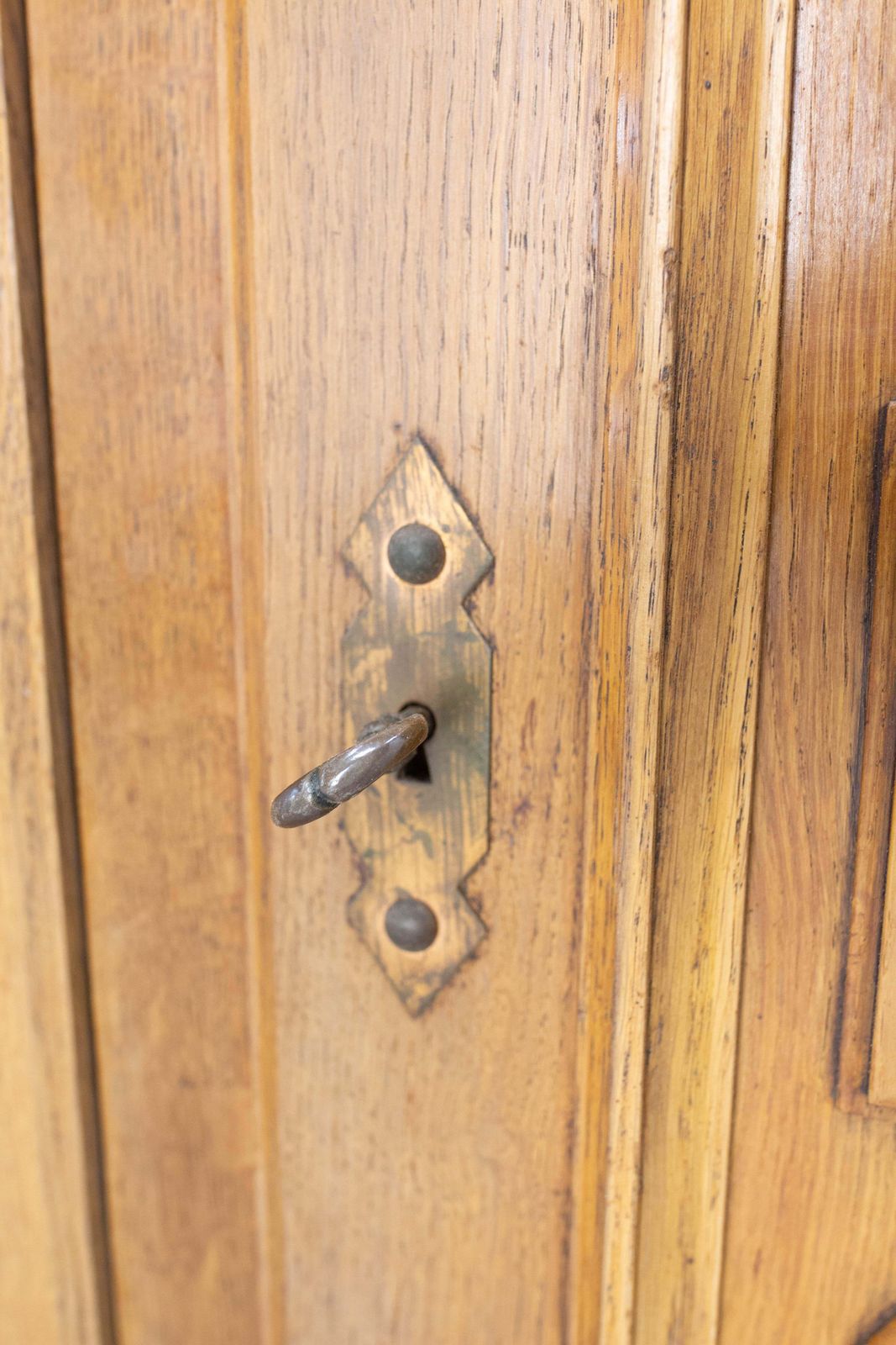 photo furniture Frans Dudouyt Deux Corps Buffet in eiken en koper, midden 19e eeuw