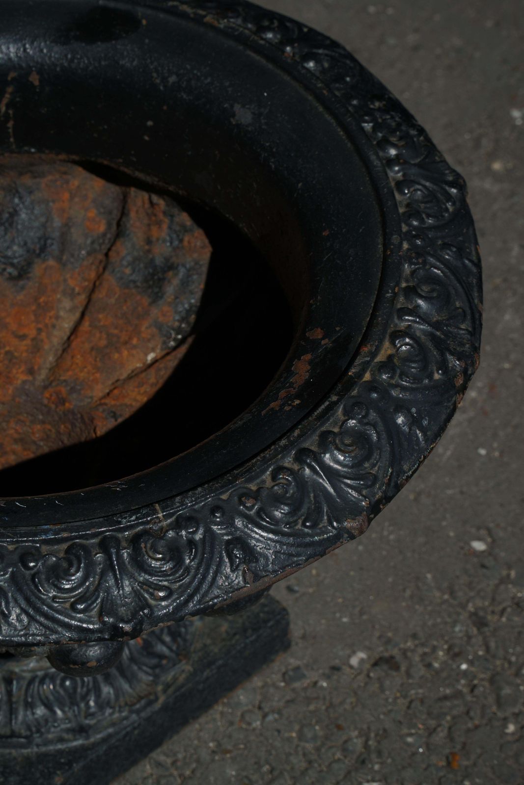 photo vinterior Antique French Cast Iron Garden Urn With Decorative Rim, Early 20th Century