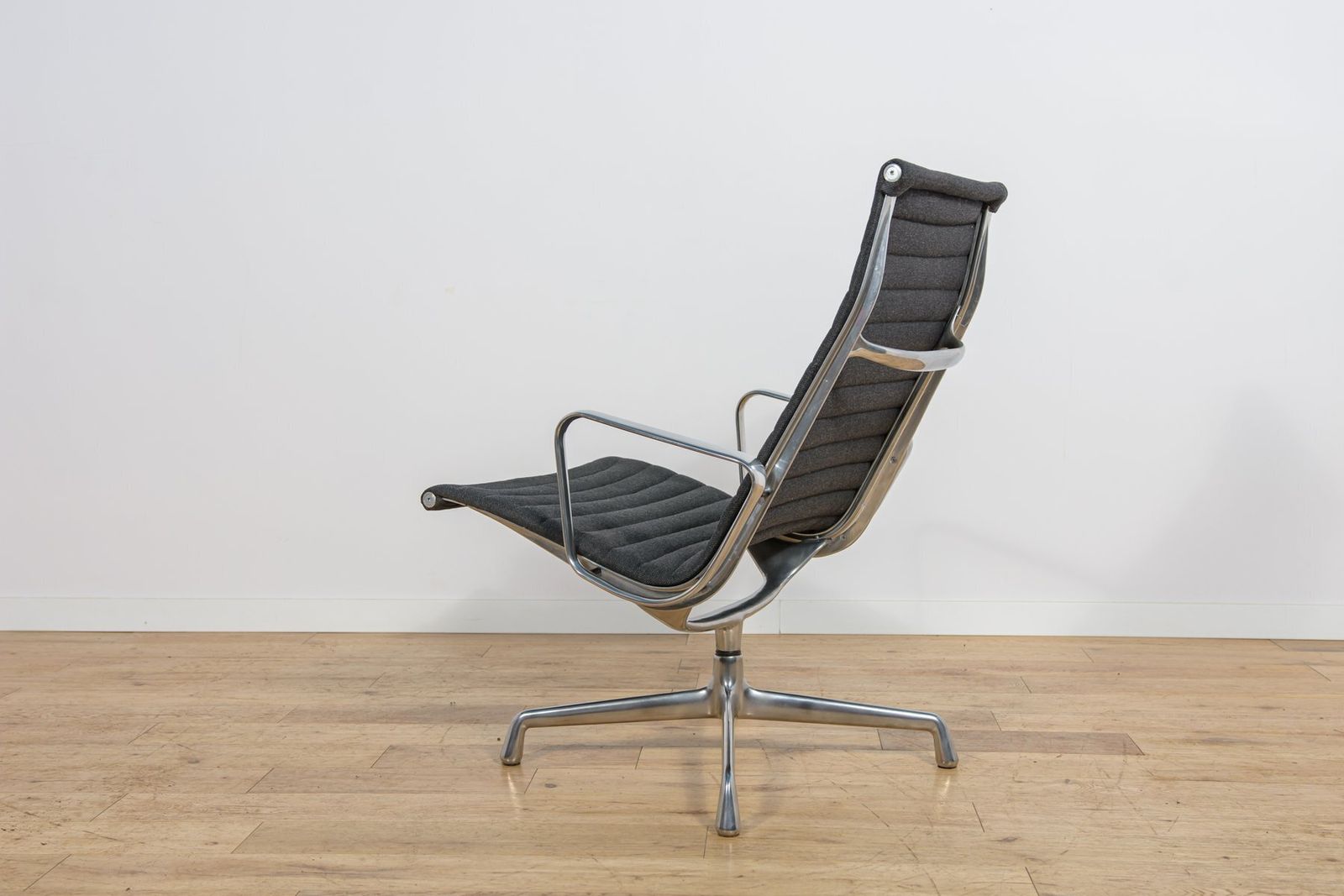 Ea124 Lounge Chair By Charles & Ray Eames For Herman Miller, United States, 1980s photo vinterior