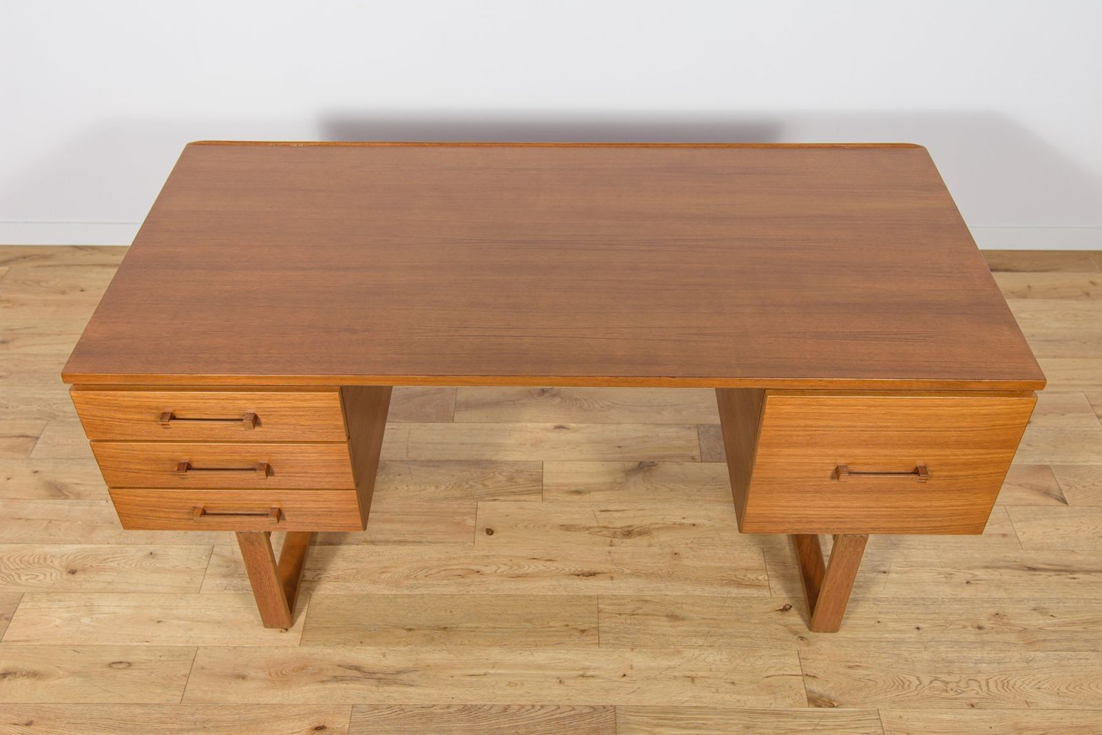 photo furniture Mid Century Teak Freestanding Desk By Torben Valeur & Henning Jensen For Dyrlund, Denmark, 1960s