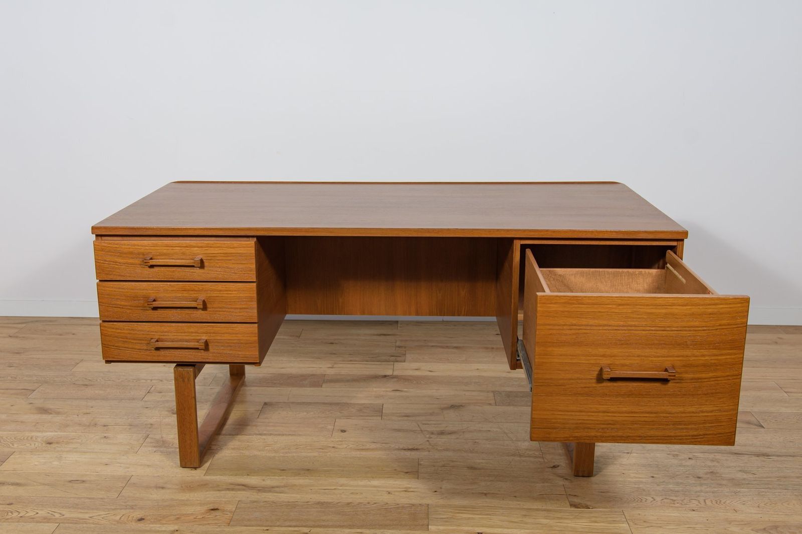 3108.0 Mid Century Teak Freestanding Desk By Torben Valeur & Henning Jensen For Dyrlund, Denmark, 1960s photo