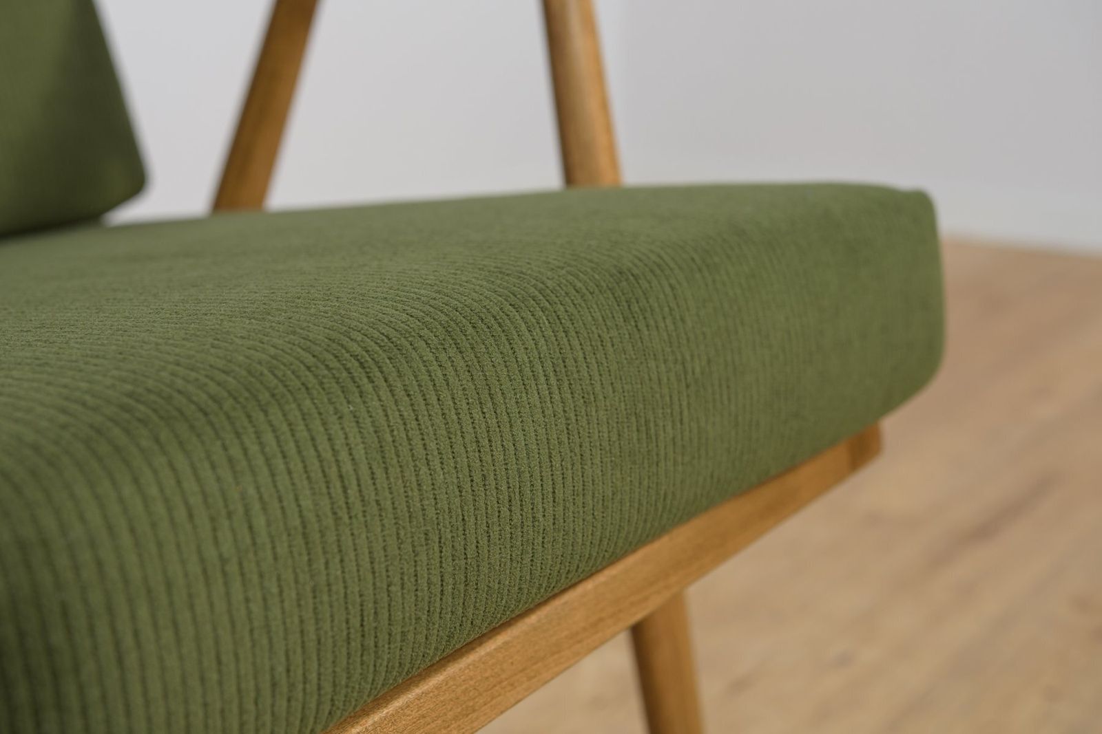photo vintage Mid Century Modern Armchair From Ton, Czechoslovakia, 1960s
