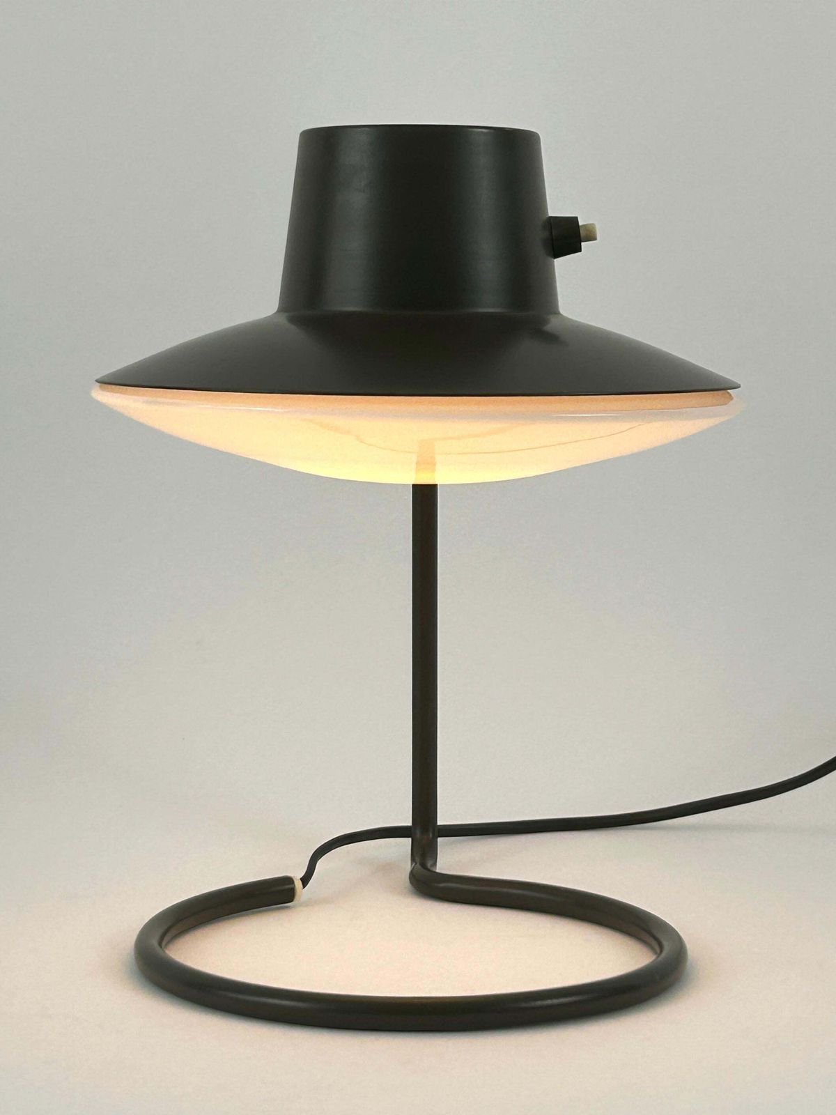 Early Dark Brown Oxford Table Lamp By Arne Jacobsen For Louis Poulsen 1960s photo buy