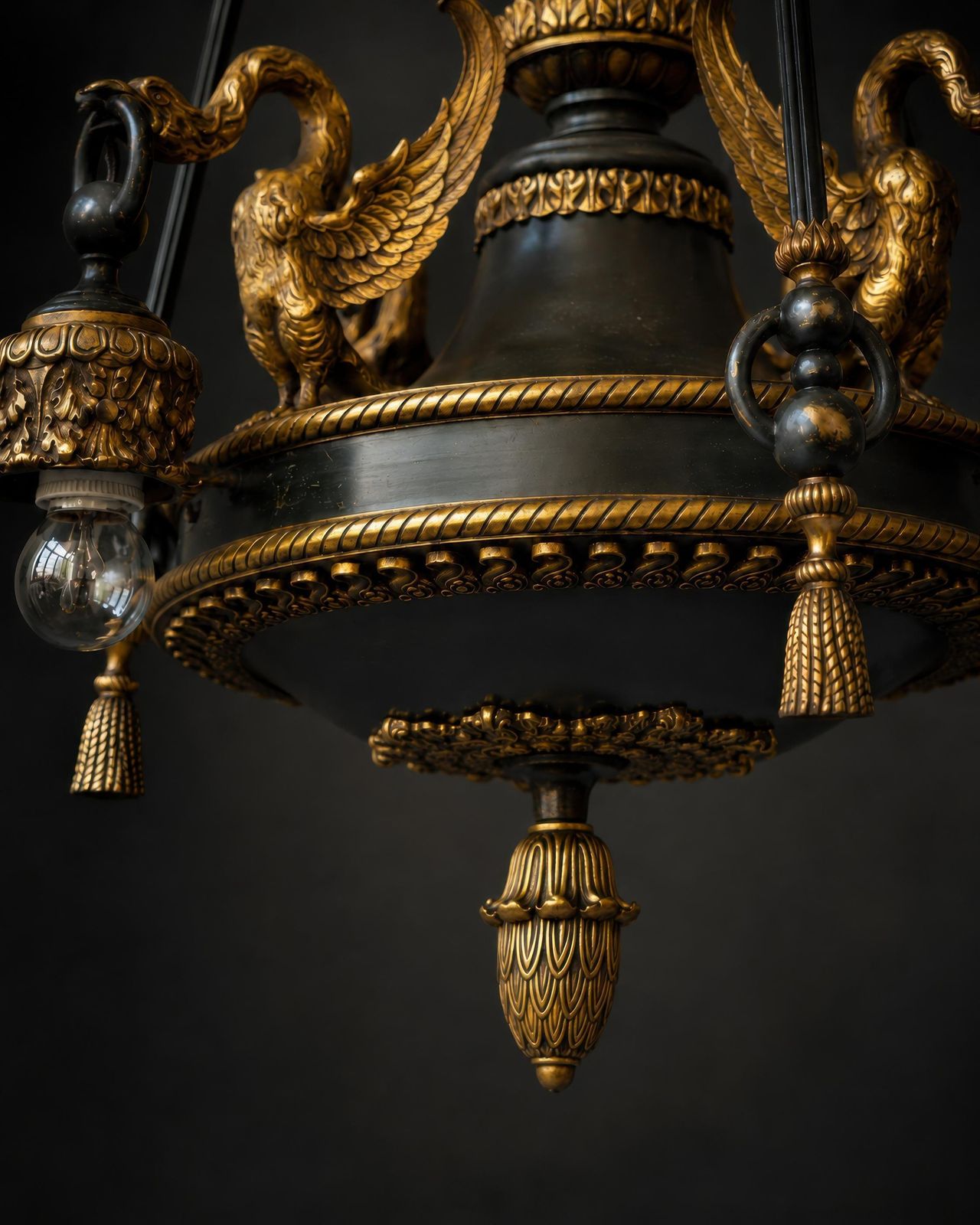 photo vintage 19th Century French Napoleon III Empire Revival Swan Chandelier