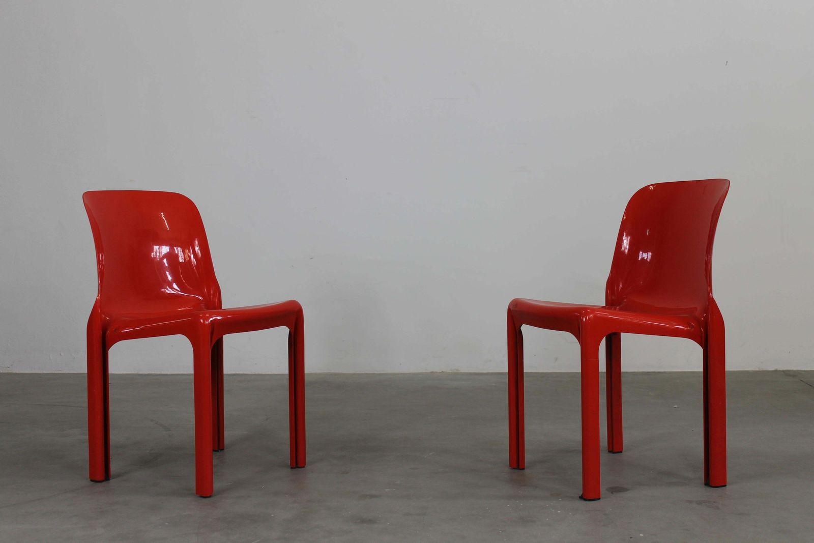 Vico Magistretti Set Of Four Red Selene Chairs By Artemide 1970s photo for sale