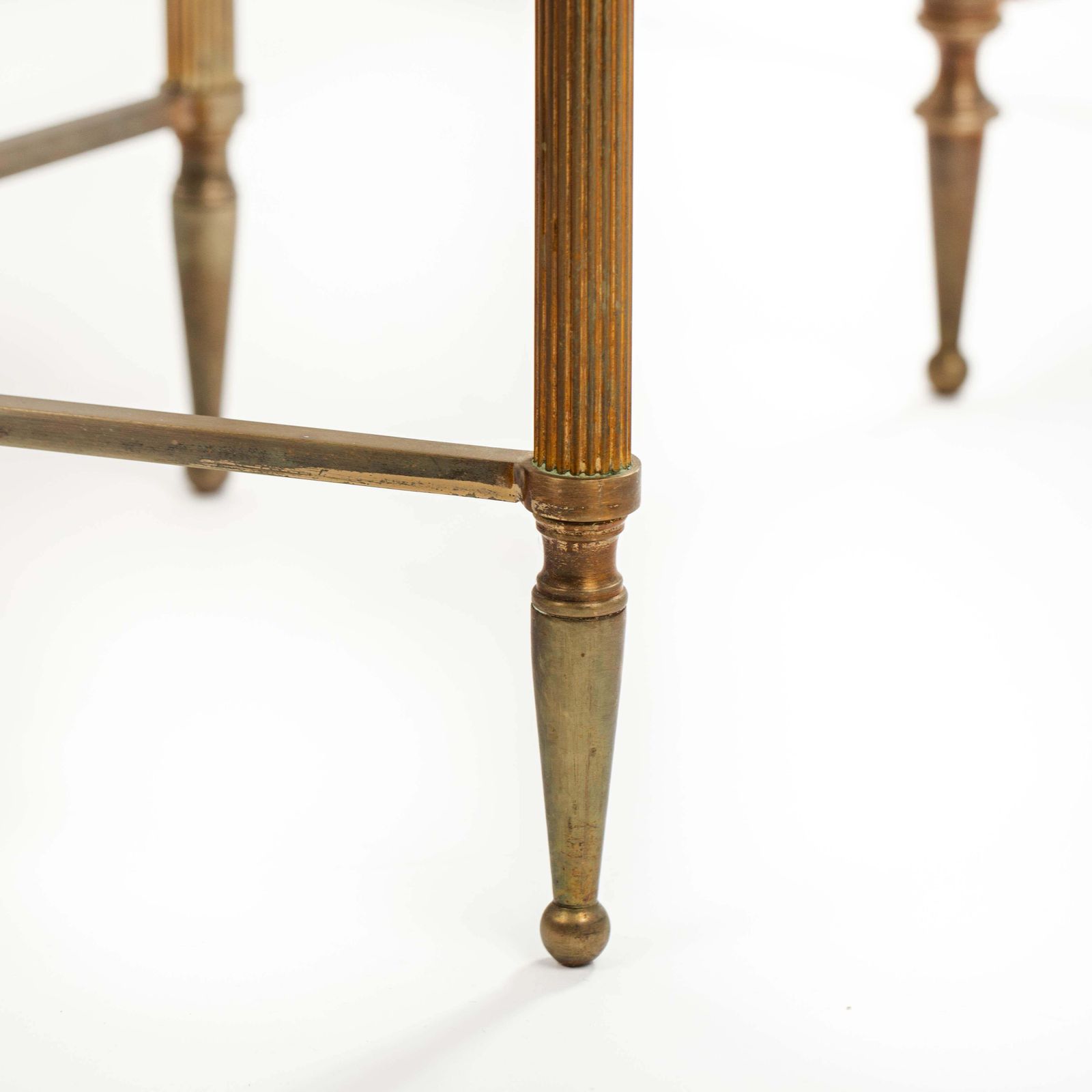 photo vintage Set Of French Mid Centruy Neoclassical Brass And Mirrored Glass Nessting Tables