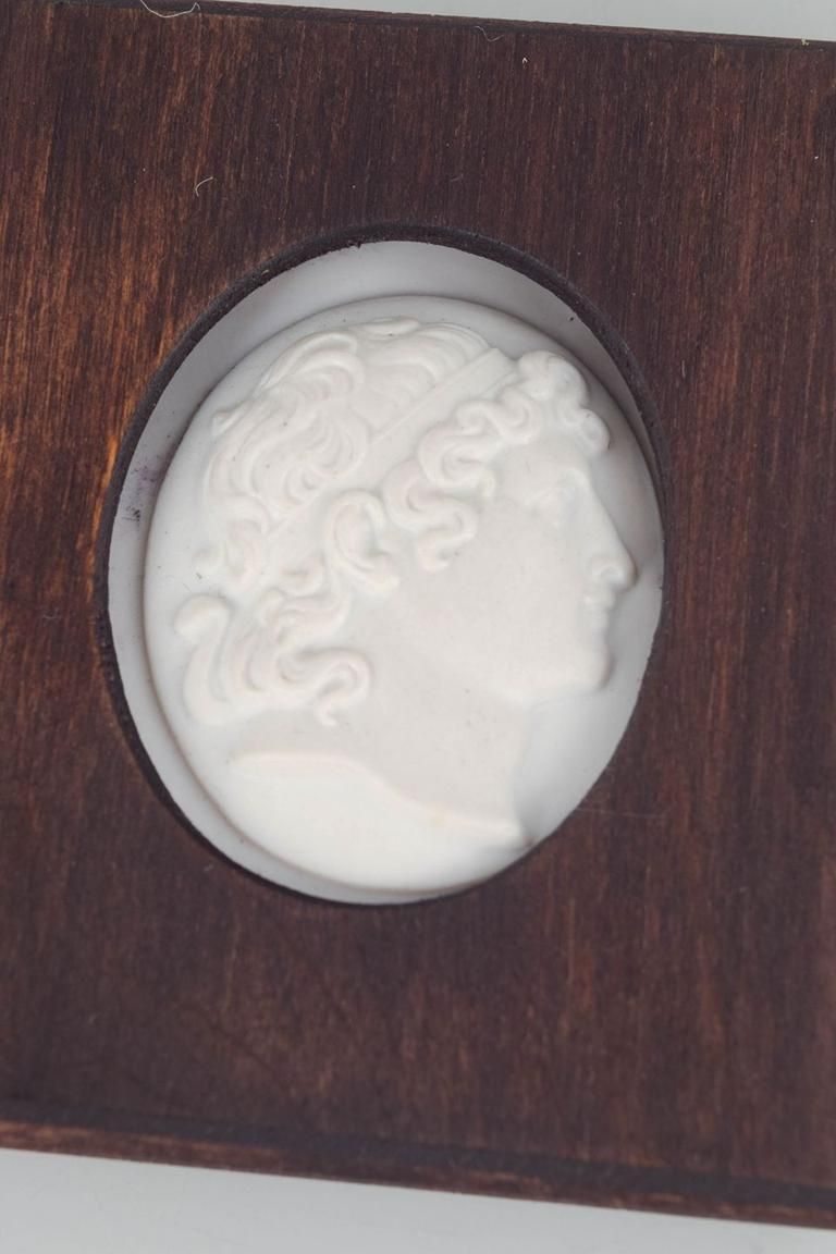 Meissen. Petite plaque en biscuit à portraits classiques de profil, double face. photo furniture