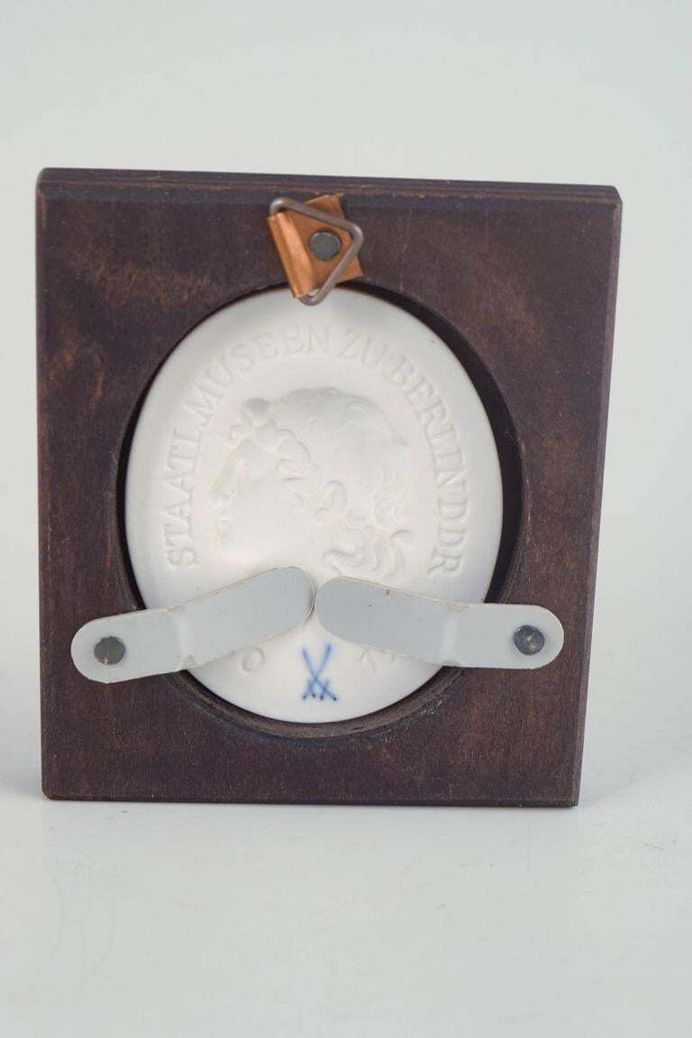 Meissen. Petite plaque en biscuit à portraits classiques de profil, double face. photo for sale