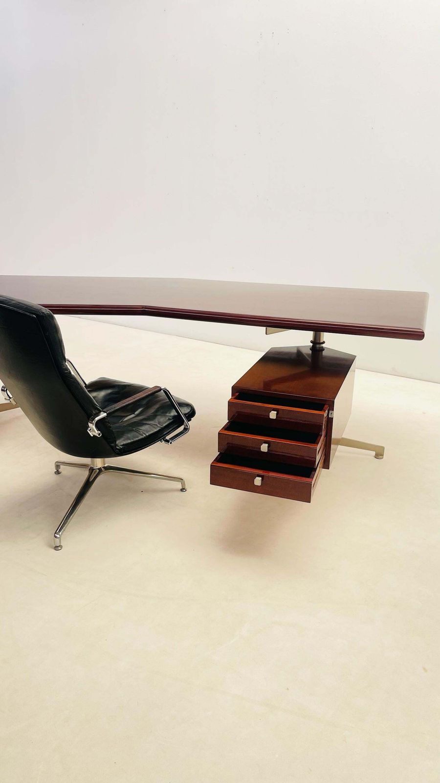 Rare Version Of The 'T96' Boomerang Desk By Osvaldo Borsani photo Furniture