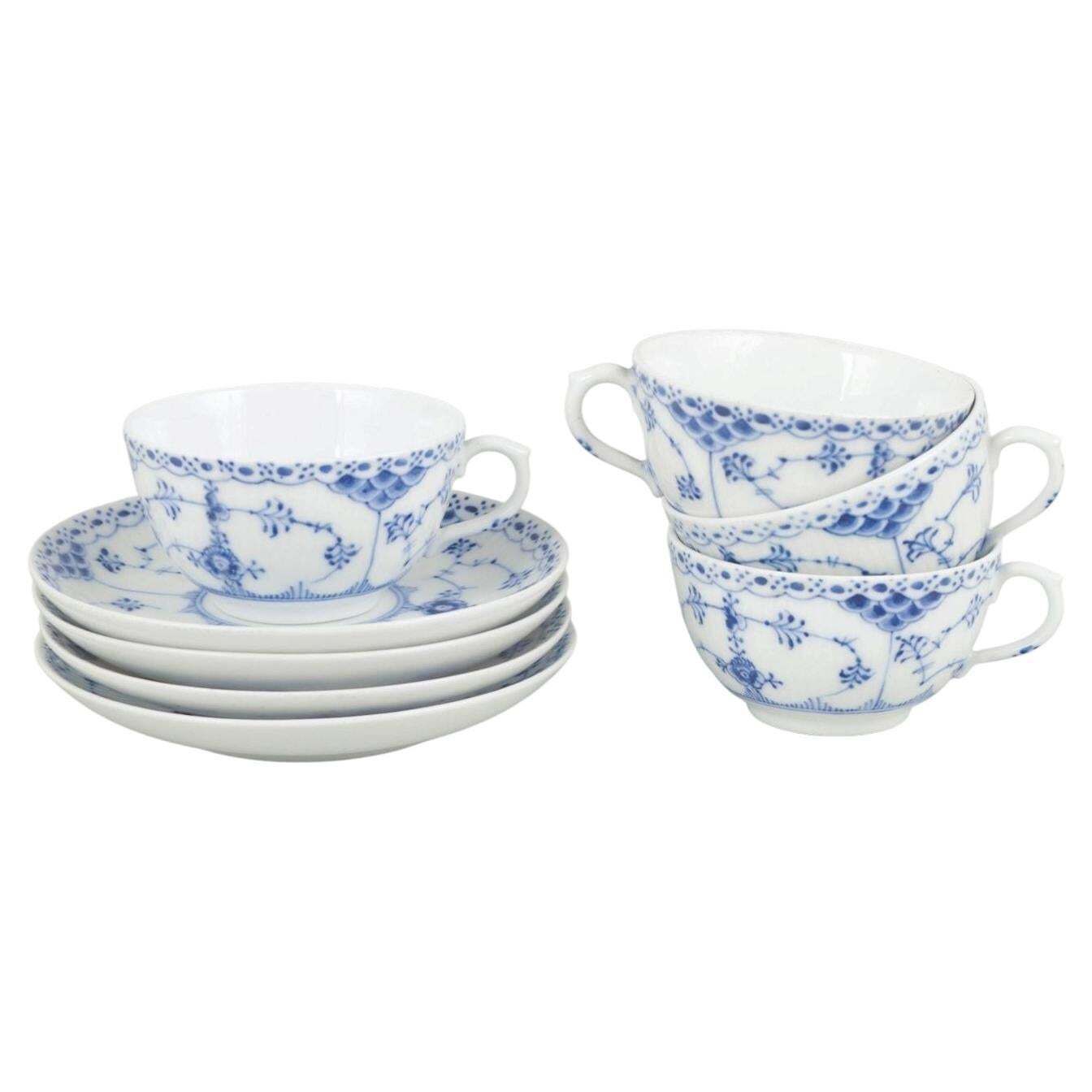 Royal Copenhagen, Blue Fluted Half Lace. Service de quatre tasses à café avec soucoupes.